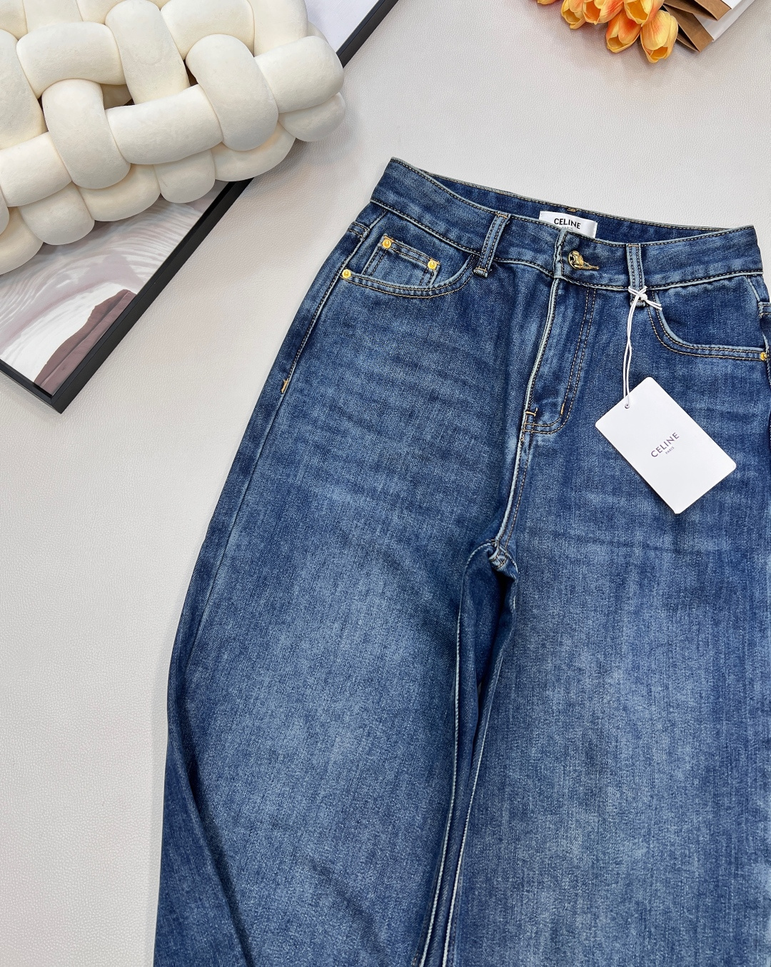 🆕CELINE新款后袋贴布绣抓毛牛仔裤，高端牛仔棉面料，软的牛仔面料质地舒适，内里抓毛设计，上身柔软，面