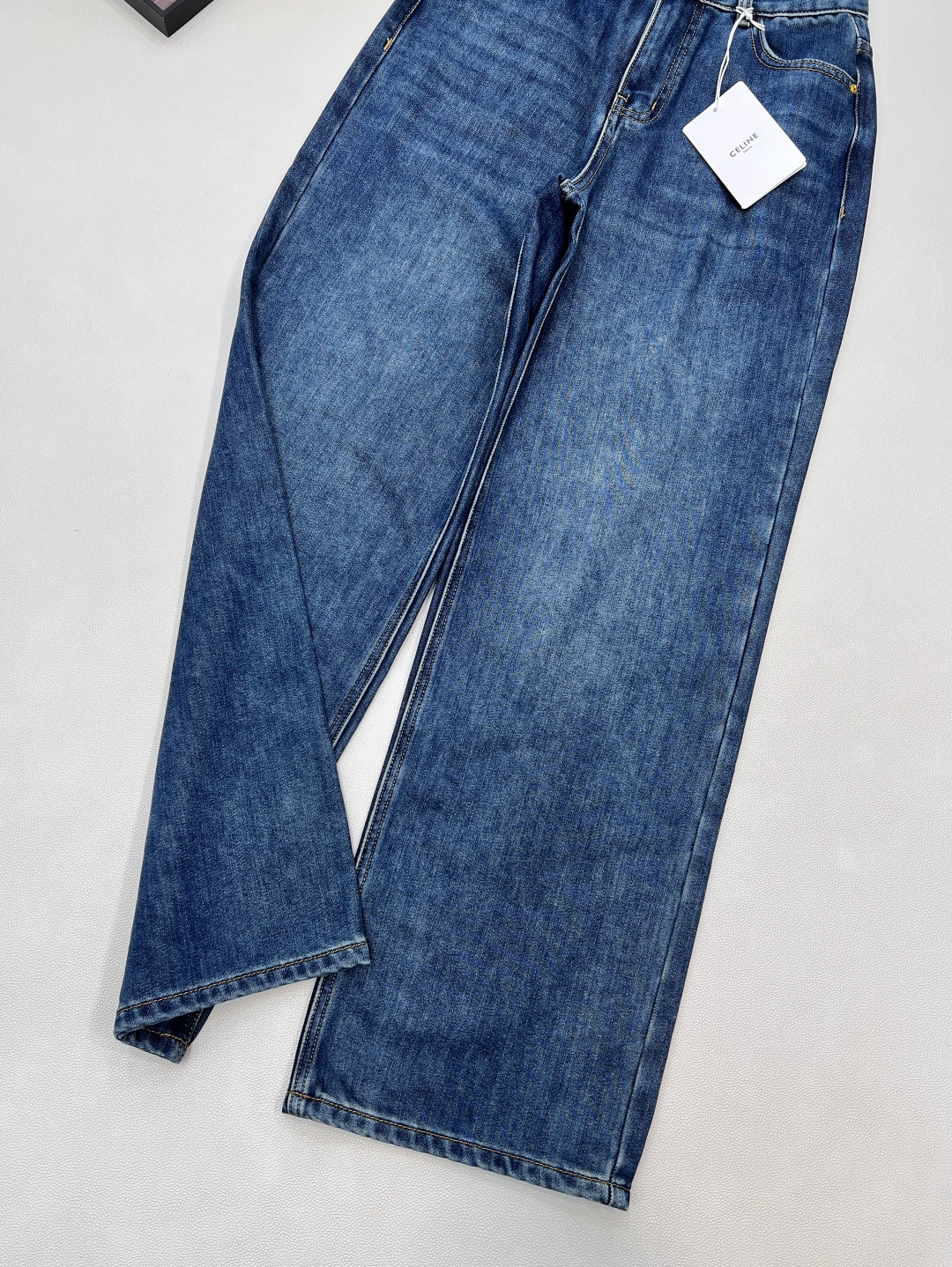 🆕CELINE新款后袋贴布绣抓毛牛仔裤，高端牛仔棉面料，软的牛仔面料质地舒适，内里抓毛设计，上身柔软，面