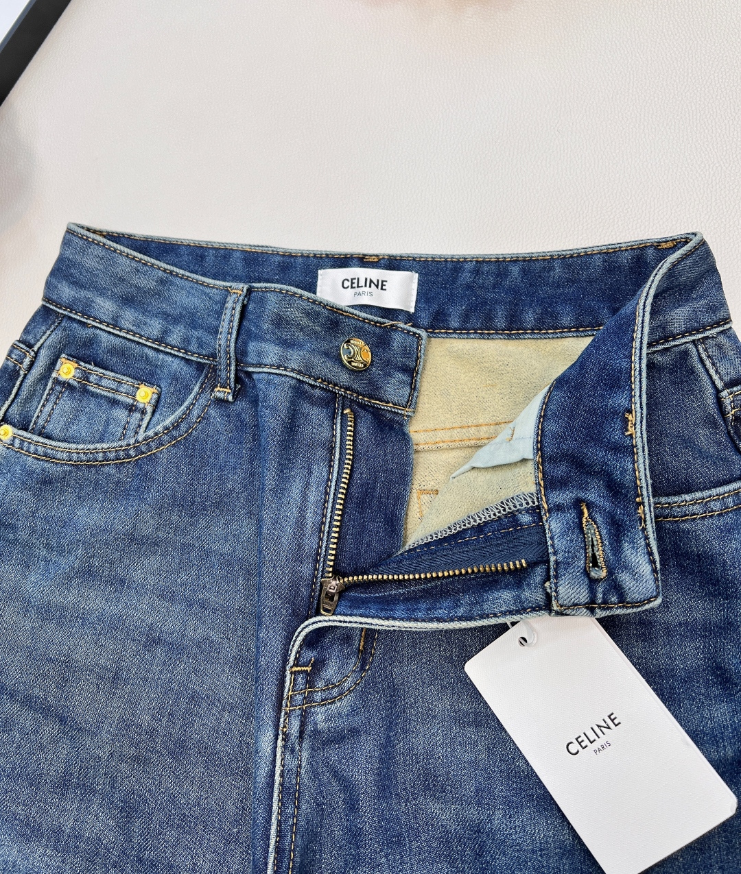 🆕CELINE新款后袋贴布绣抓毛牛仔裤，高端牛仔棉面料，软的牛仔面料质地舒适，内里抓毛设计，上身柔软，面