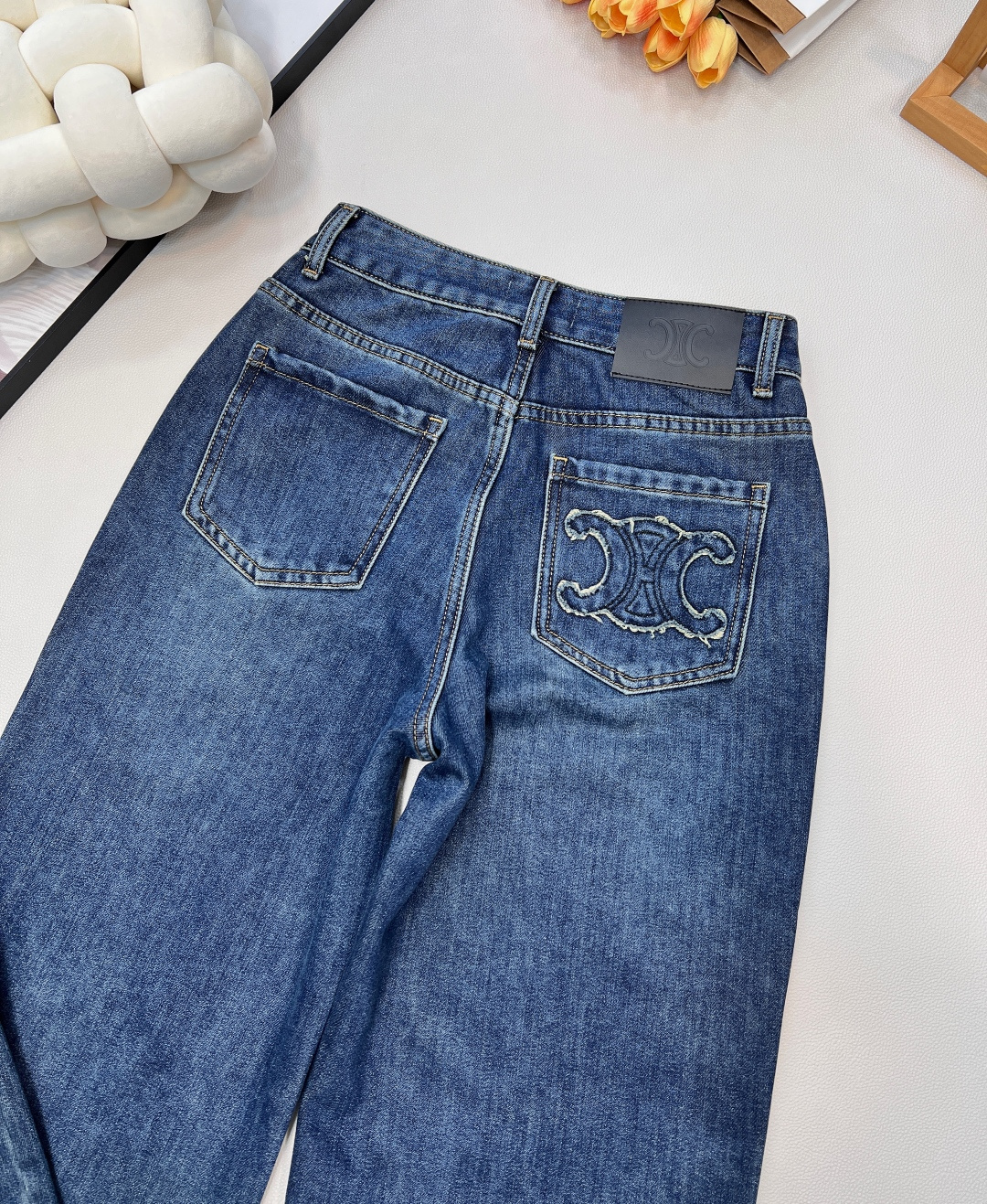 🆕CELINE新款后袋贴布绣抓毛牛仔裤，高端牛仔棉面料，软的牛仔面料质地舒适，内里抓毛设计，上身柔软，面