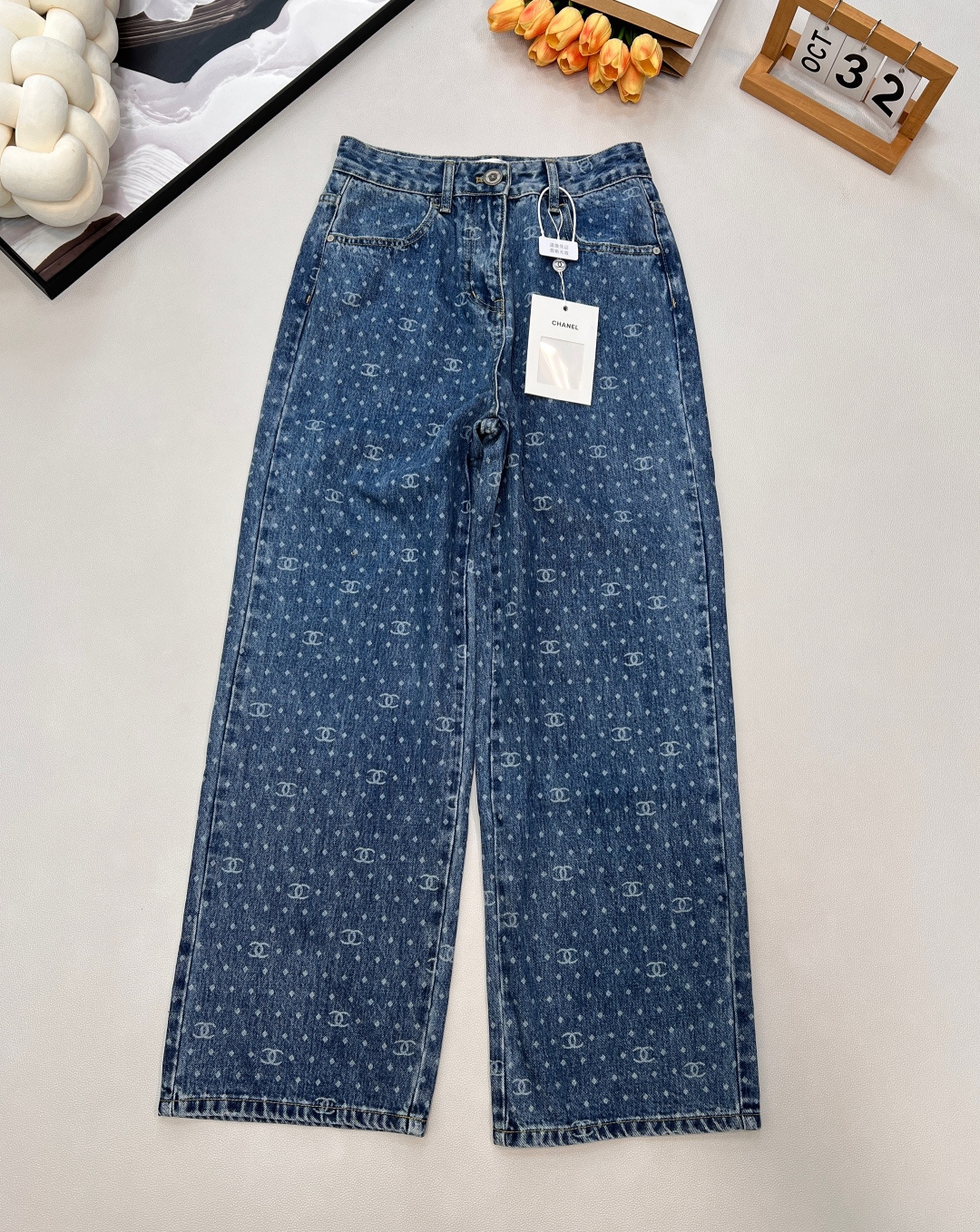 NO:586850,The same style as CHANEL Xiaoxiang GW, a hot item is hard to find when purchasing on behalf of others!  Polka dot double C wide leg straight jeans!  Original development of custom fabrics!  Bai Fumei’s must-have item. The slimming magic weapon. The wide-legged and super-long trousers-shaped upper body is super beautiful!  The original customized high-weave organic cotton denim has a soft and delicate texture!  The nostalgic retro wash has a fashionable and high-end tone!  The original customized perfect trousers make the upper body look slimmer!  The quality of workmanship depends on the details, two colors are outstanding, size 36/38/40, code, chanel, jeans, alexander wang19860909CHANEL 小香GW同款,代购爆款一件难求！波点双C阔腿直筒牛仔裤！原版开发定制面料！白富美必入单品.显瘦神器阔腿超长裤型上身超好看！原版定制高织数有机纯棉牛仔质感柔软细腻！怀旧复古洗水时髦又高级的调调！原版定制完美裤型上身巨显瘦！做工品质看细节,两色出 尺码36/38/40 编码,,chanel,jeans,alexander wang,Women's clothing