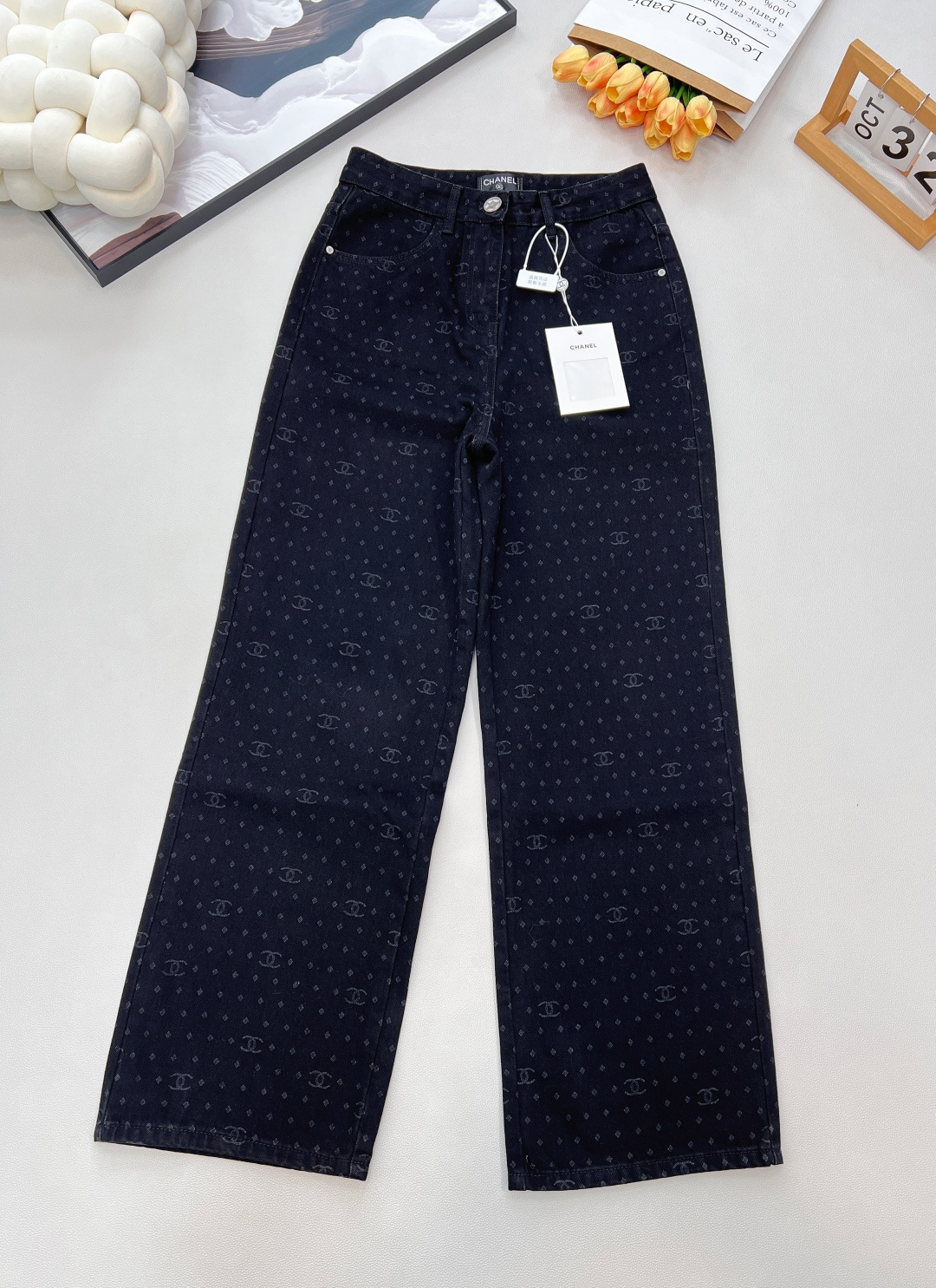 NO:579555,The same style as CHANEL Xiaoxiang GW, a hot item is hard to find when purchasing on behalf of others!  Polka dot double C wide leg straight jeans!  Original development of custom fabrics!  Bai Fumei’s must-have item. The slimming magic weapon. The wide-legged and super-long trousers-shaped upper body is super beautiful!  The original customized high-weave organic cotton denim has a soft and delicate texture!  The nostalgic retro wash has a fashionable and high-end tone!  The original customized perfect trousers make the upper body look slimmer!  The quality of workmanship depends on the details, two colors are outstanding, size 36/38/40, code, chanel, jeans, alexander wang19860909CHANEL 小香GW同款,代购爆款一件难求！波点双C阔腿直筒牛仔裤！原版开发定制面料！白富美必入单品.显瘦神器阔腿超长裤型上身超好看！原版定制高织数有机纯棉牛仔质感柔软细腻！怀旧复古洗水时髦又高级的调调！原版定制完美裤型上身巨显瘦！做工品质看细节,两色出 尺码36/38/40 编码,,chanel,jeans,alexander wang,Women's clothing