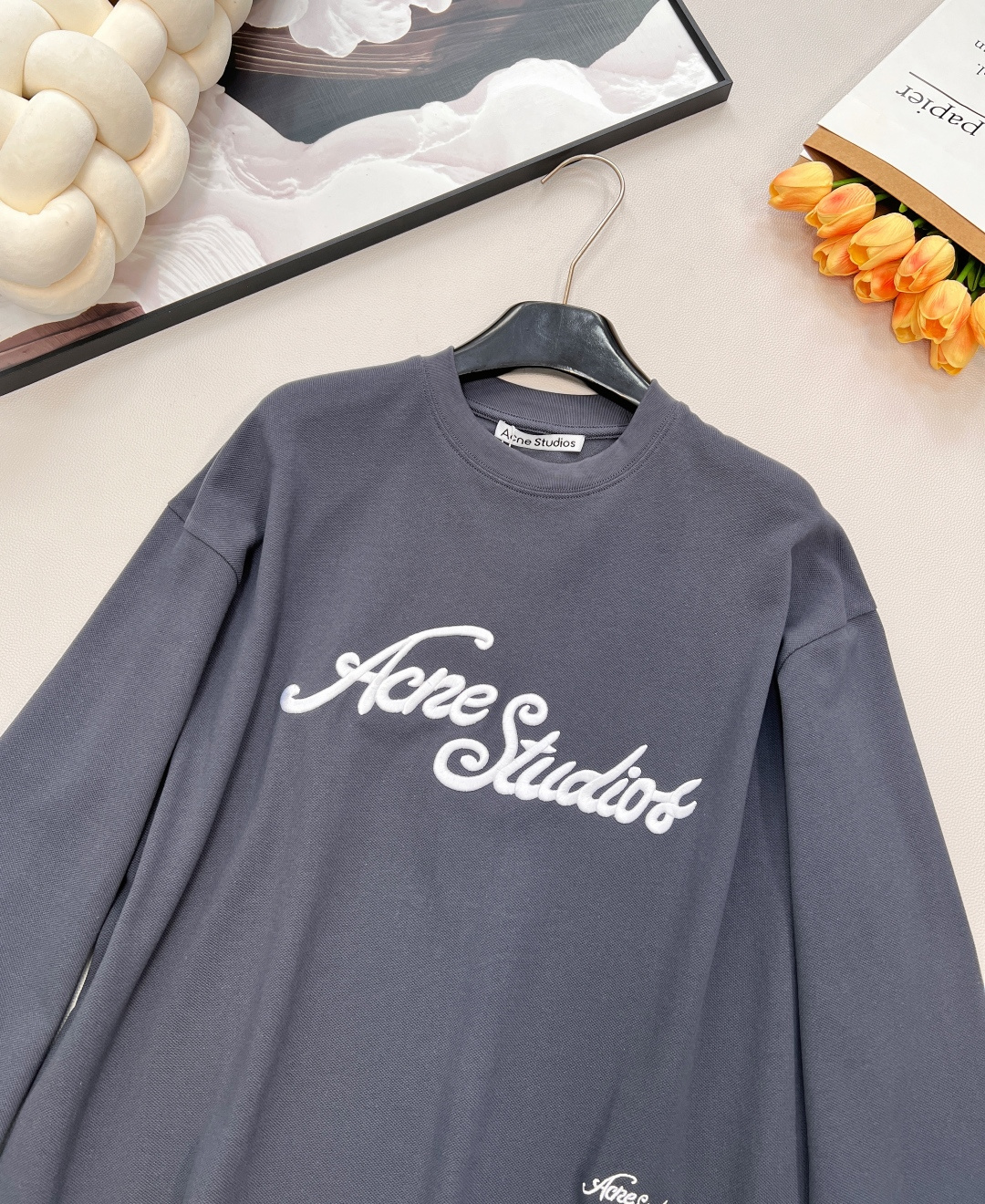 🆕 ACNE STUDIO 立体字母刺绣徽标圆领长袖卫衣以雾霾蓝灰为底色，立体刺绣徽标悄然生长。 Ove