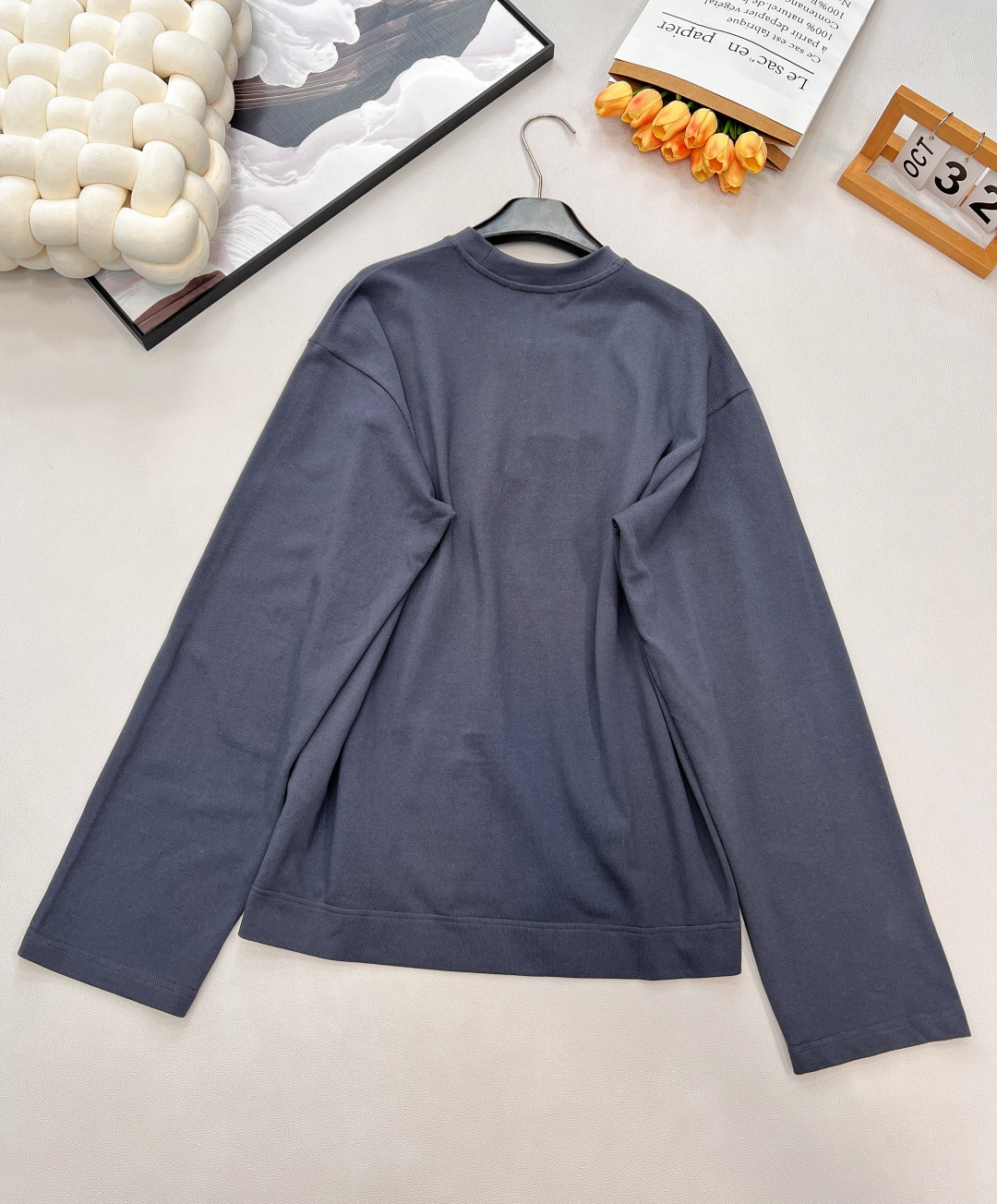 🆕 ACNE STUDIO 立体字母刺绣徽标圆领长袖卫衣以雾霾蓝灰为底色，立体刺绣徽标悄然生长。 Ove