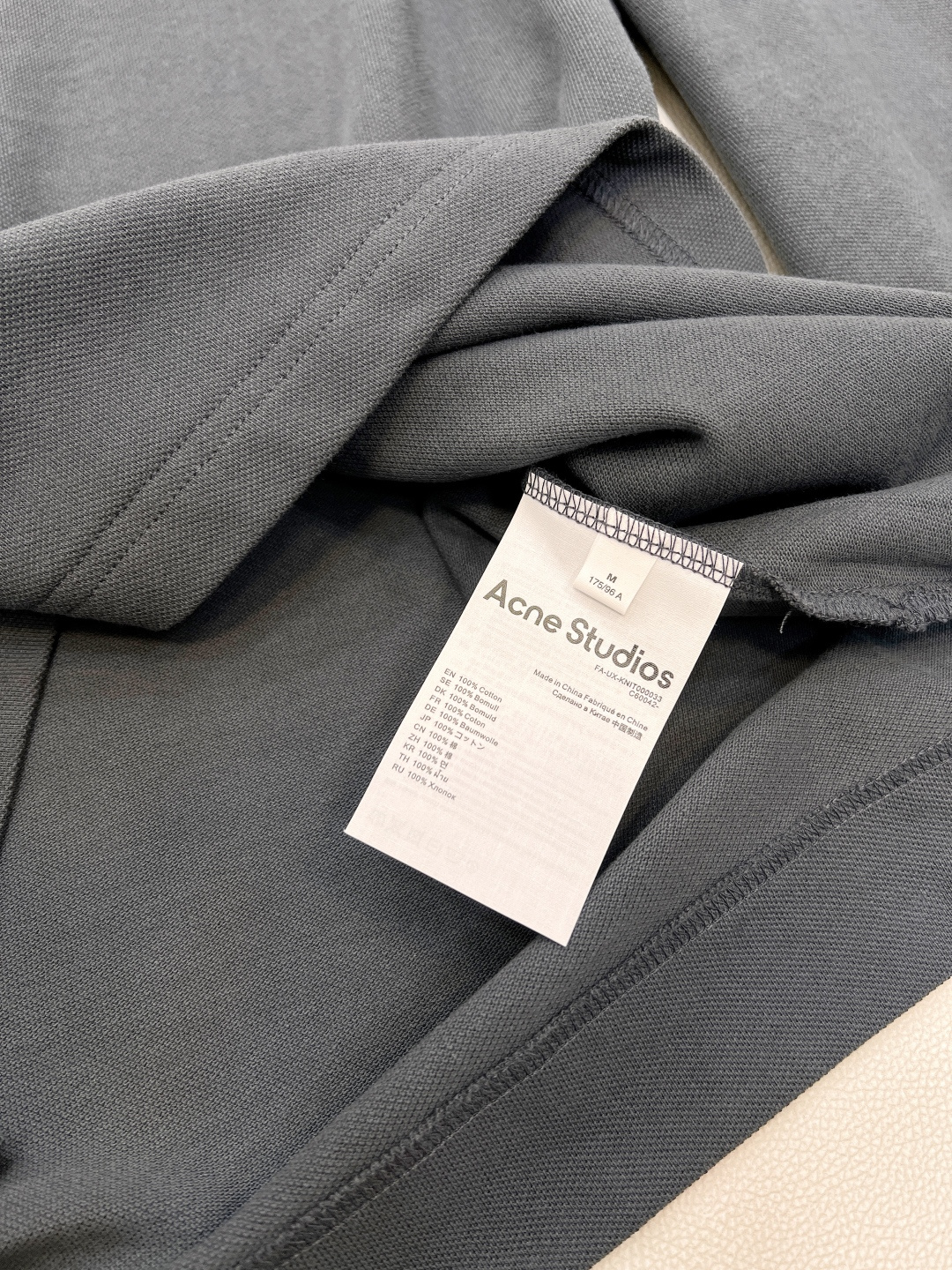 🆕 ACNE STUDIO 立体字母刺绣徽标圆领长袖卫衣以雾霾蓝灰为底色，立体刺绣徽标悄然生长。 Ove