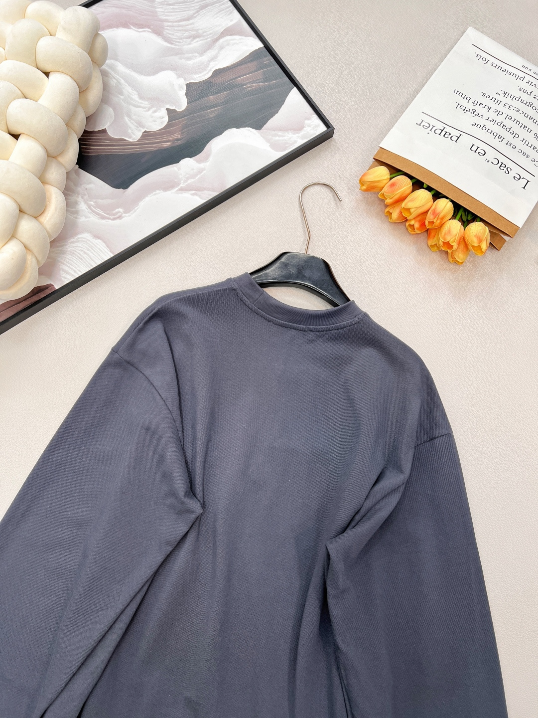 🆕 ACNE STUDIO 立体字母刺绣徽标圆领长袖卫衣以雾霾蓝灰为底色，立体刺绣徽标悄然生长。 Ove