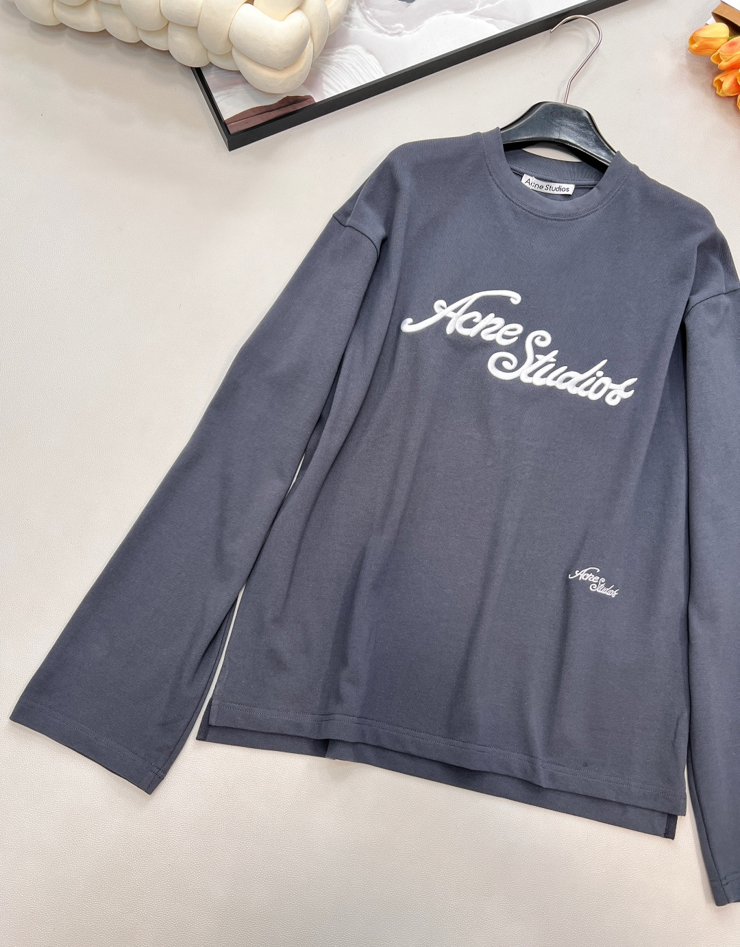 🆕 ACNE STUDIO 立体字母刺绣徽标圆领长袖卫衣以雾霾蓝灰为底色，立体刺绣徽标悄然生长。 Ove