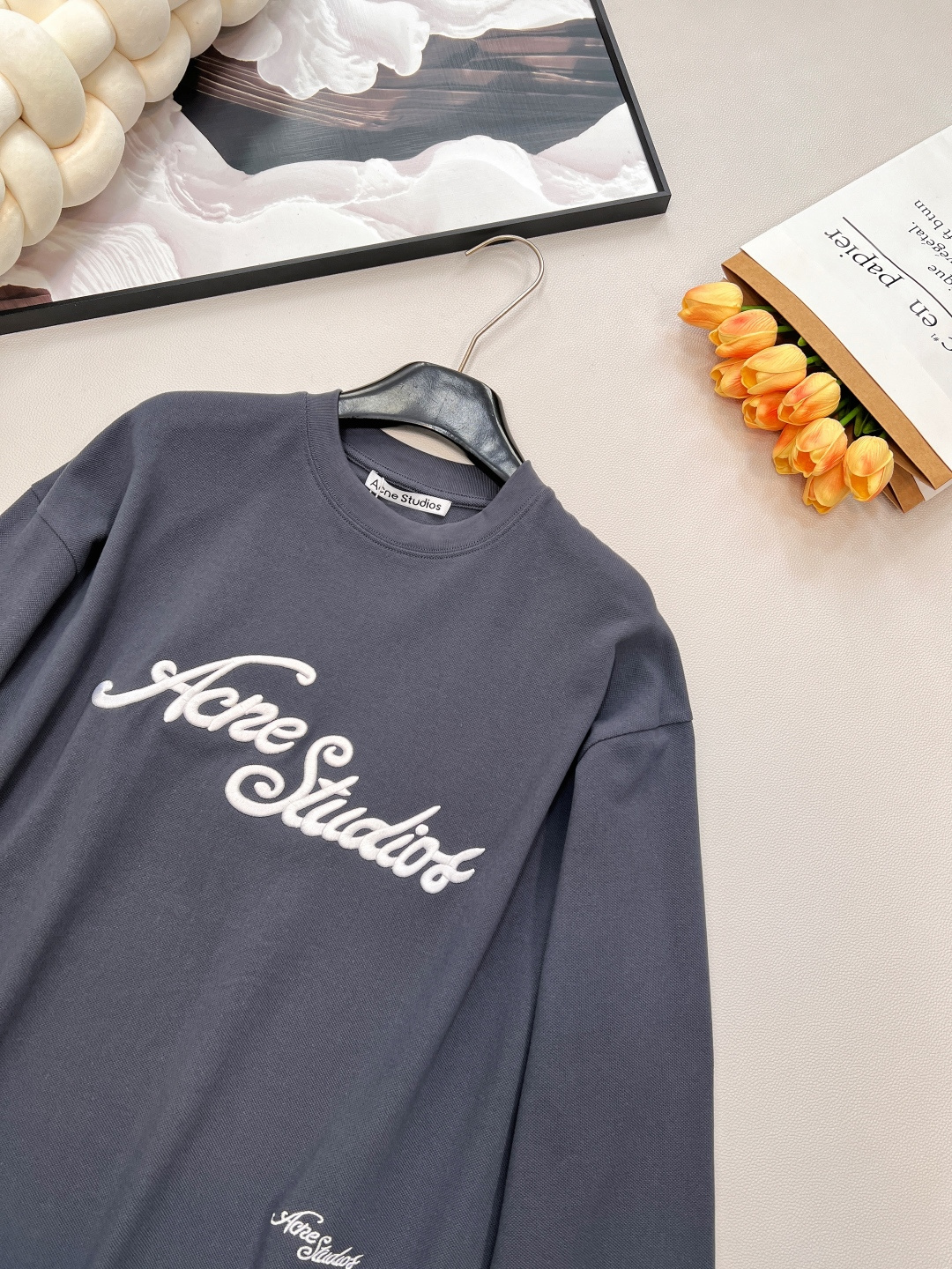🆕 ACNE STUDIO 立体字母刺绣徽标圆领长袖卫衣以雾霾蓝灰为底色，立体刺绣徽标悄然生长。 Ove