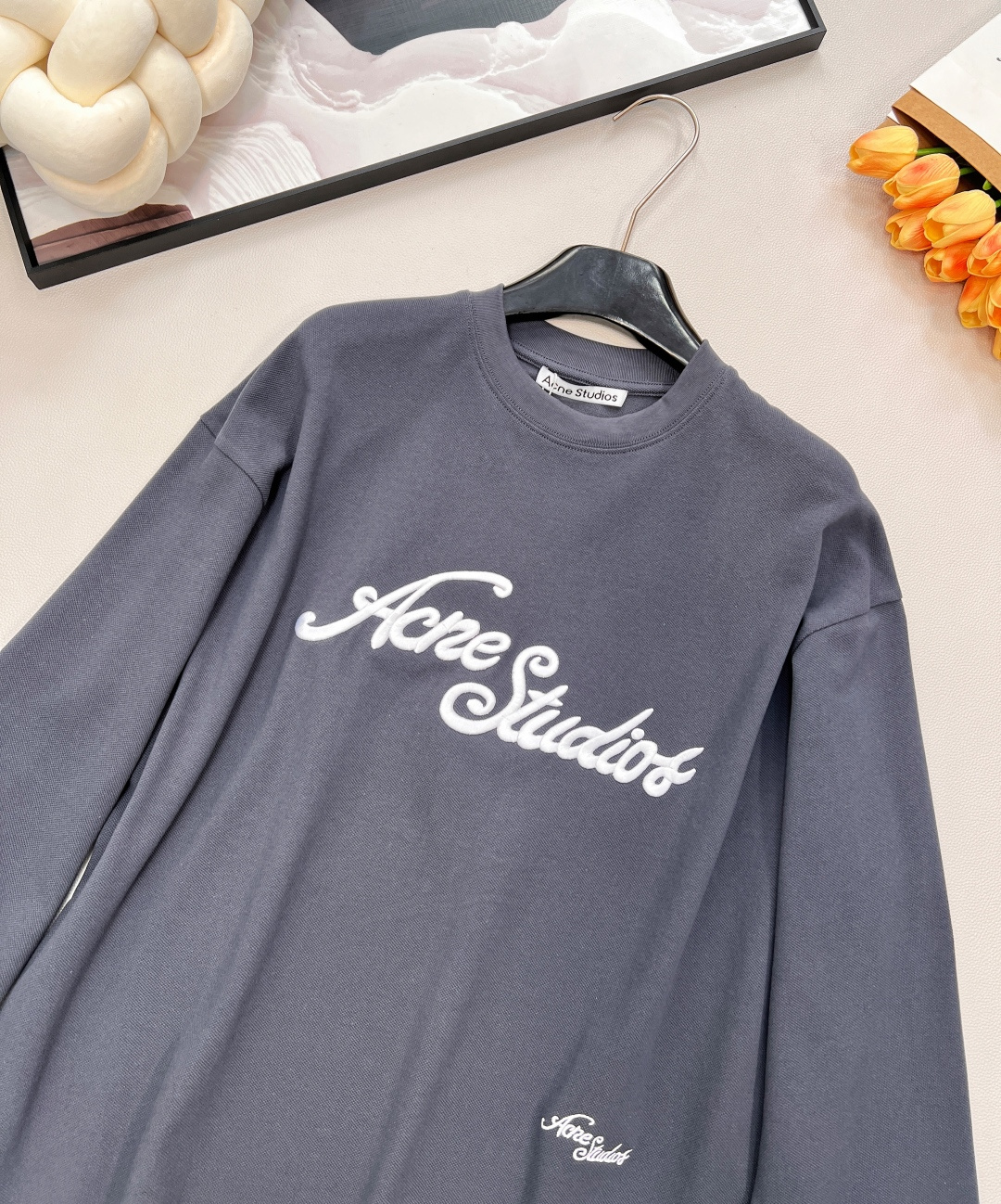🆕 ACNE STUDIO 立体字母刺绣徽标圆领长袖卫衣以雾霾蓝灰为底色，立体刺绣徽标悄然生长。 Ove