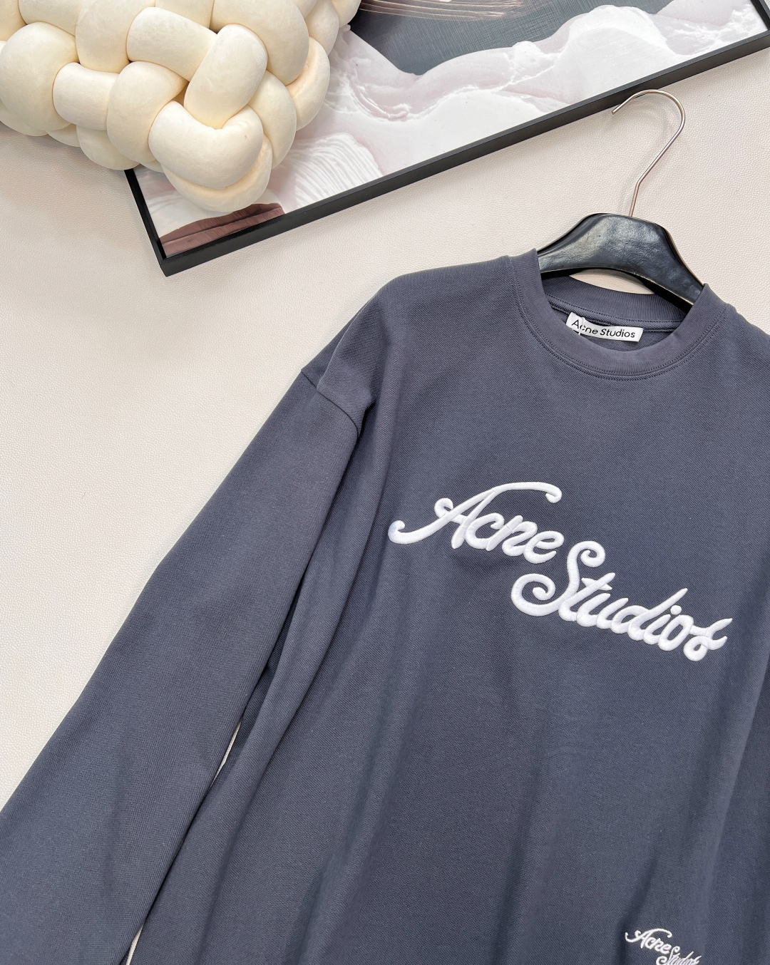 🆕 ACNE STUDIO 立体字母刺绣徽标圆领长袖卫衣以雾霾蓝灰为底色，立体刺绣徽标悄然生长。 Ove