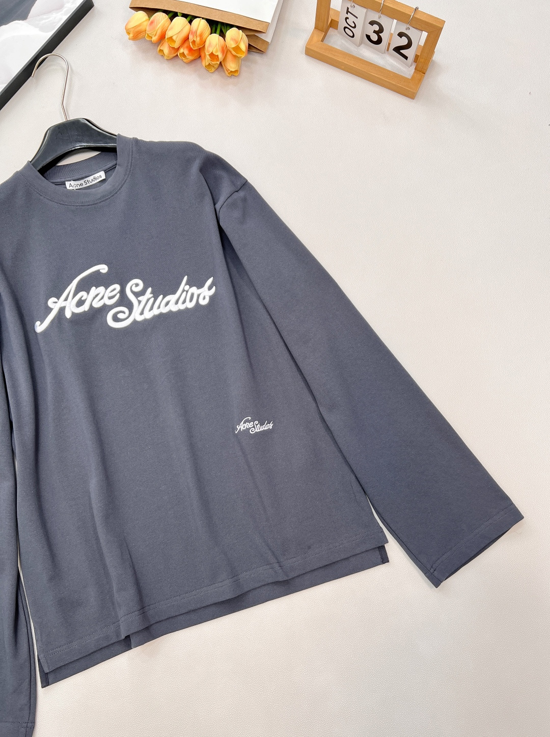 🆕 ACNE STUDIO 立体字母刺绣徽标圆领长袖卫衣以雾霾蓝灰为底色，立体刺绣徽标悄然生长。 Ove