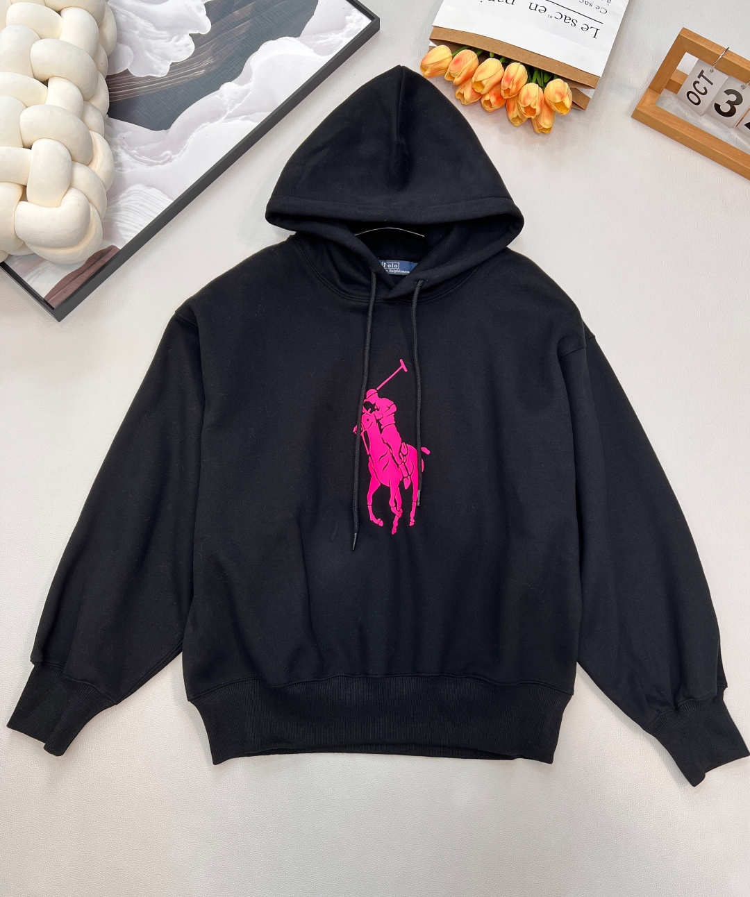NO:586858,Ralph Lauren's new pink war horse velvet hooded sweatshirt; a classic American winter warm statement; pure black background collides with bright pink war horse prints, Ralph Lauren's iconic totem is presented in an oversized size, with its own visual focus, the perfect fusion of American retro heritage and street fashion, it has its own eye-catching buff for daily outings or casual gatherings.  The fluffy plus velvet fabric inside feels as delicate as a cloud, locking in the warmth of winter while keeping it skin-friendly and breathable, saying goodbye to bulkiness and restraint. The classic hood with drawstring design takes into account both practicality and style. The elasticity can be adjusted at will, making it neat and stylish when layered with shirts or worn alone.  From the delicate consideration of the fabric texture to the precise presentation of the printing process, every detail demonstrates the brand's ingenuity, allowing you to embrace warmth in the cold winter and show your good taste with the classic logo. It has become a versatile and eye-catching winter must-have item in the wardrobe. Complete with three standards, large quantities are shipped. Size sml code R,, loro piana, hoodie, sweatshirts, shirts, hats, alexander wang19860909Ralph Lauren拉夫劳伦新款粉色战马加绒连帽卫衣；美式经典的冬日暖潮宣言； 纯黑底色碰撞亮粉色战马印花,拉夫劳伦标志性图腾以超大尺寸呈现,自带视觉焦点,将美式复古底蕴与街头潮感完美融合,日常出街或休闲聚会都自带吸睛buff. 内里蓬松加绒面料,触感细腻如云朵包裹,锁住冬日暖意的同时保持亲肤透气,告别臃肿束缚；经典连帽搭配抽绳设计,兼顾实用性与造型感,可随性调节松紧,叠穿衬衫或单穿都利落有型. 从面料质感的细腻考量,到印花工艺的精准呈现,每一处细节都彰显品牌匠心,让你在寒冬既能拥抱温暖,又能以经典标识彰显不俗品味,成为衣橱中百搭又吸睛的冬日必备单品.三标齐全,大货出 尺码sml 编码R,,loro piana,hoodie,sweatshirts,shirts,hats,alexander wang,Women's clothing