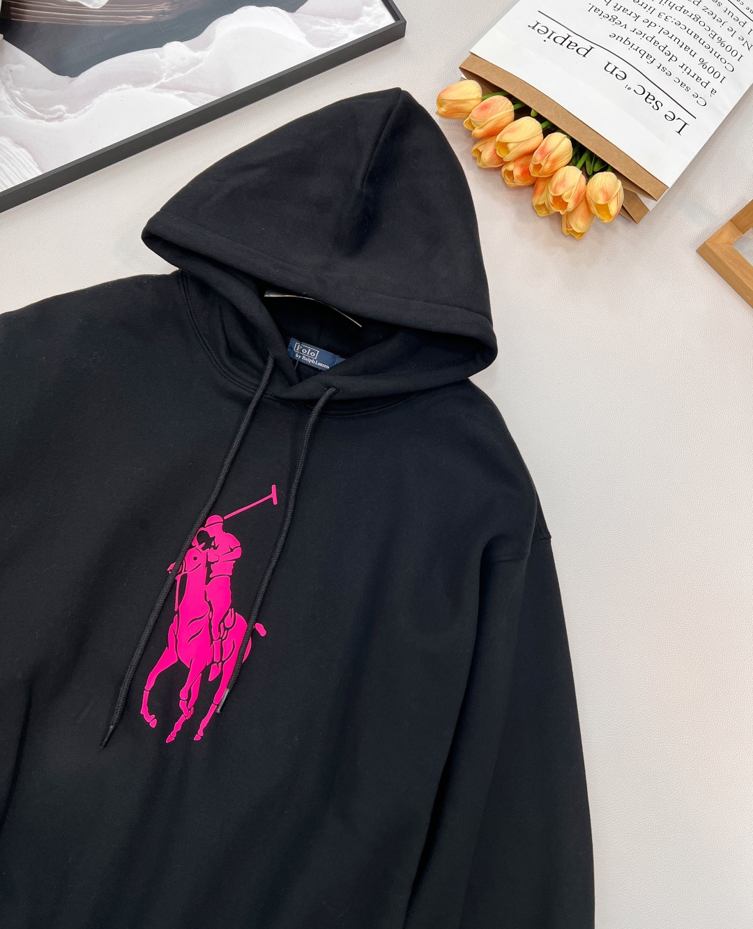 🆕Ralph Lauren拉夫劳伦新款粉色战马加绒连帽卫衣；美式经典的冬日暖潮宣言； 纯黑底色碰撞亮粉色