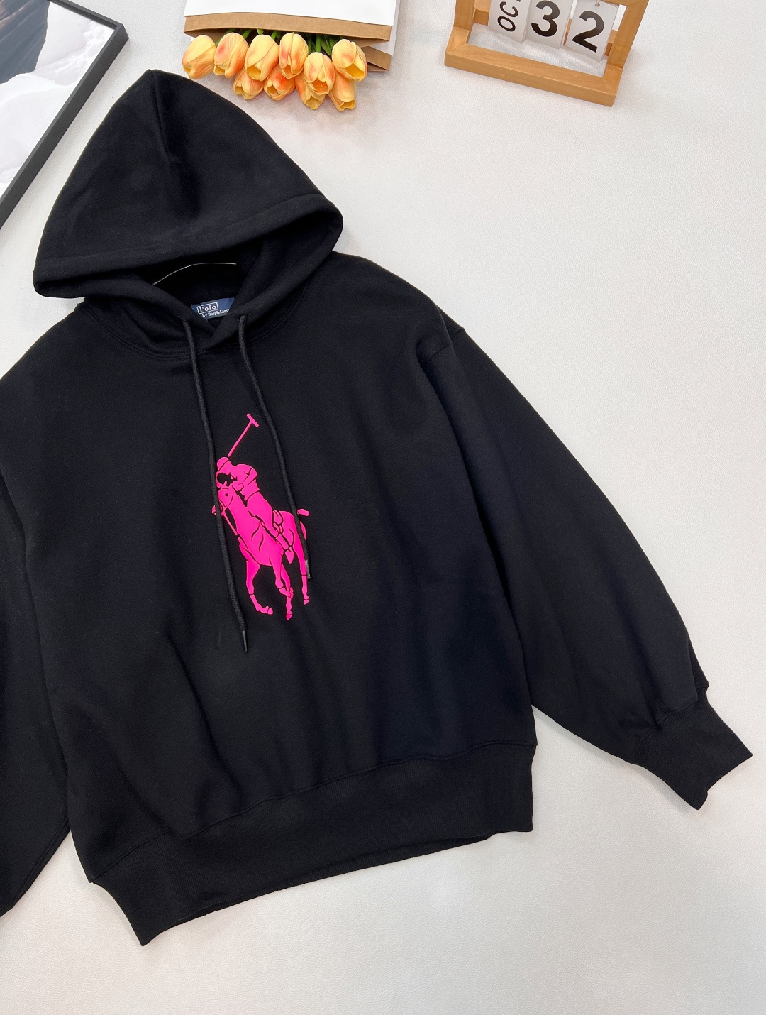 🆕Ralph Lauren拉夫劳伦新款粉色战马加绒连帽卫衣；美式经典的冬日暖潮宣言； 纯黑底色碰撞亮粉色