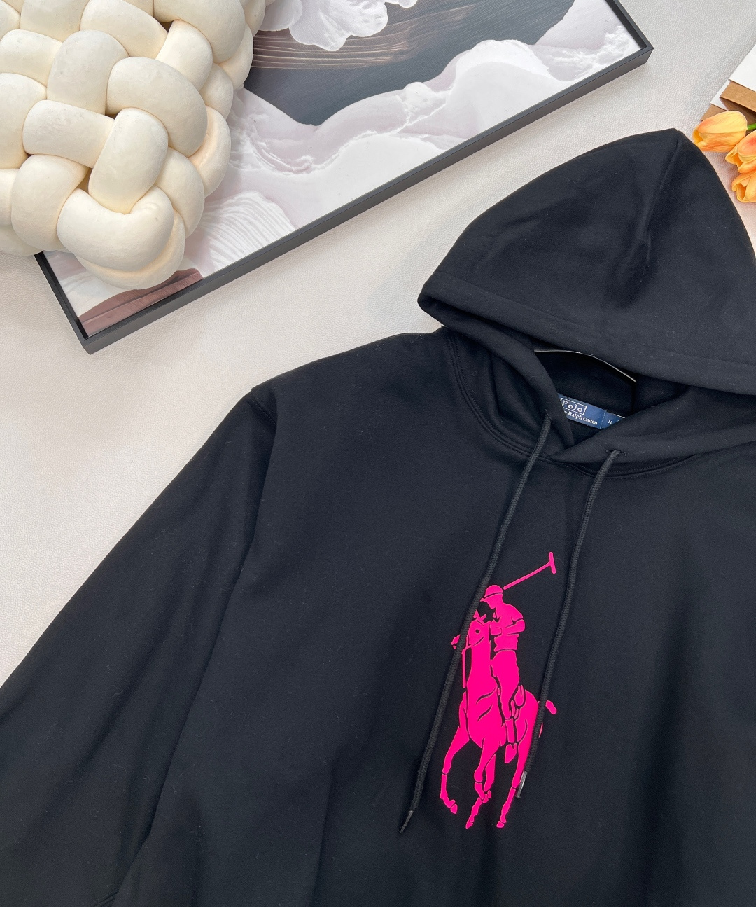 🆕Ralph Lauren拉夫劳伦新款粉色战马加绒连帽卫衣；美式经典的冬日暖潮宣言； 纯黑底色碰撞亮粉色