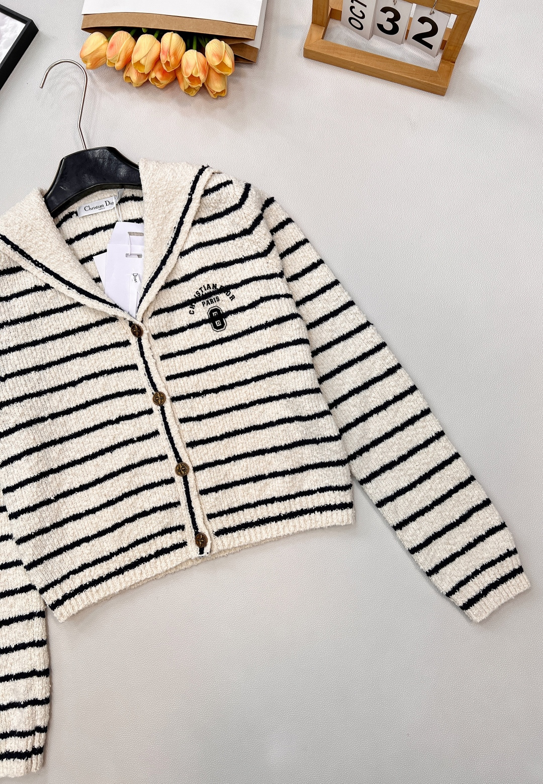 🆕Dior2025新款披肩翻领针织条纹开衫，定制YB棉毛纱线织造，柔软细腻，质感舒适，披肩翻领开衫剪裁，