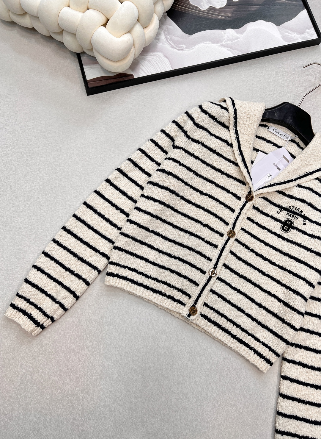 🆕Dior2025新款披肩翻领针织条纹开衫，定制YB棉毛纱线织造，柔软细腻，质感舒适，披肩翻领开衫剪裁，