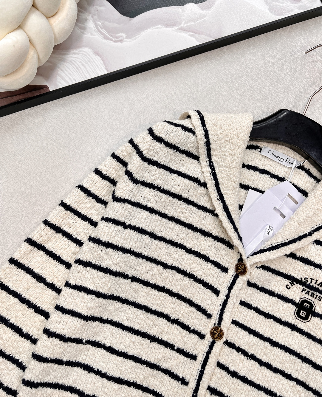 🆕Dior2025新款披肩翻领针织条纹开衫，定制YB棉毛纱线织造，柔软细腻，质感舒适，披肩翻领开衫剪裁，