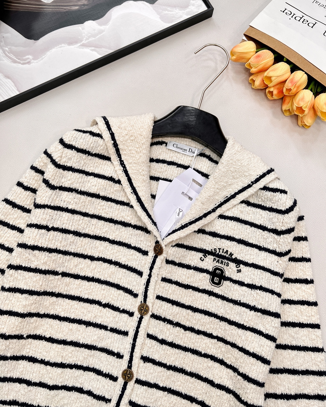 🆕Dior2025新款披肩翻领针织条纹开衫，定制YB棉毛纱线织造，柔软细腻，质感舒适，披肩翻领开衫剪裁，