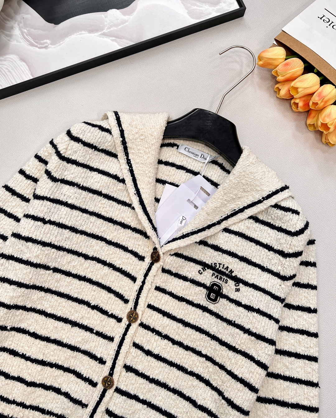 🆕Dior2025新款披肩翻领针织条纹开衫，定制YB棉毛纱线织造，柔软细腻，质感舒适，披肩翻领开衫剪裁，