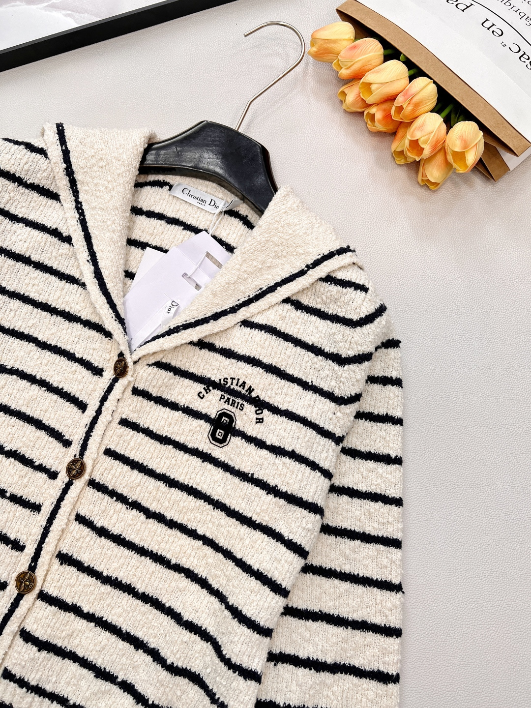 🆕Dior2025新款披肩翻领针织条纹开衫，定制YB棉毛纱线织造，柔软细腻，质感舒适，披肩翻领开衫剪裁，