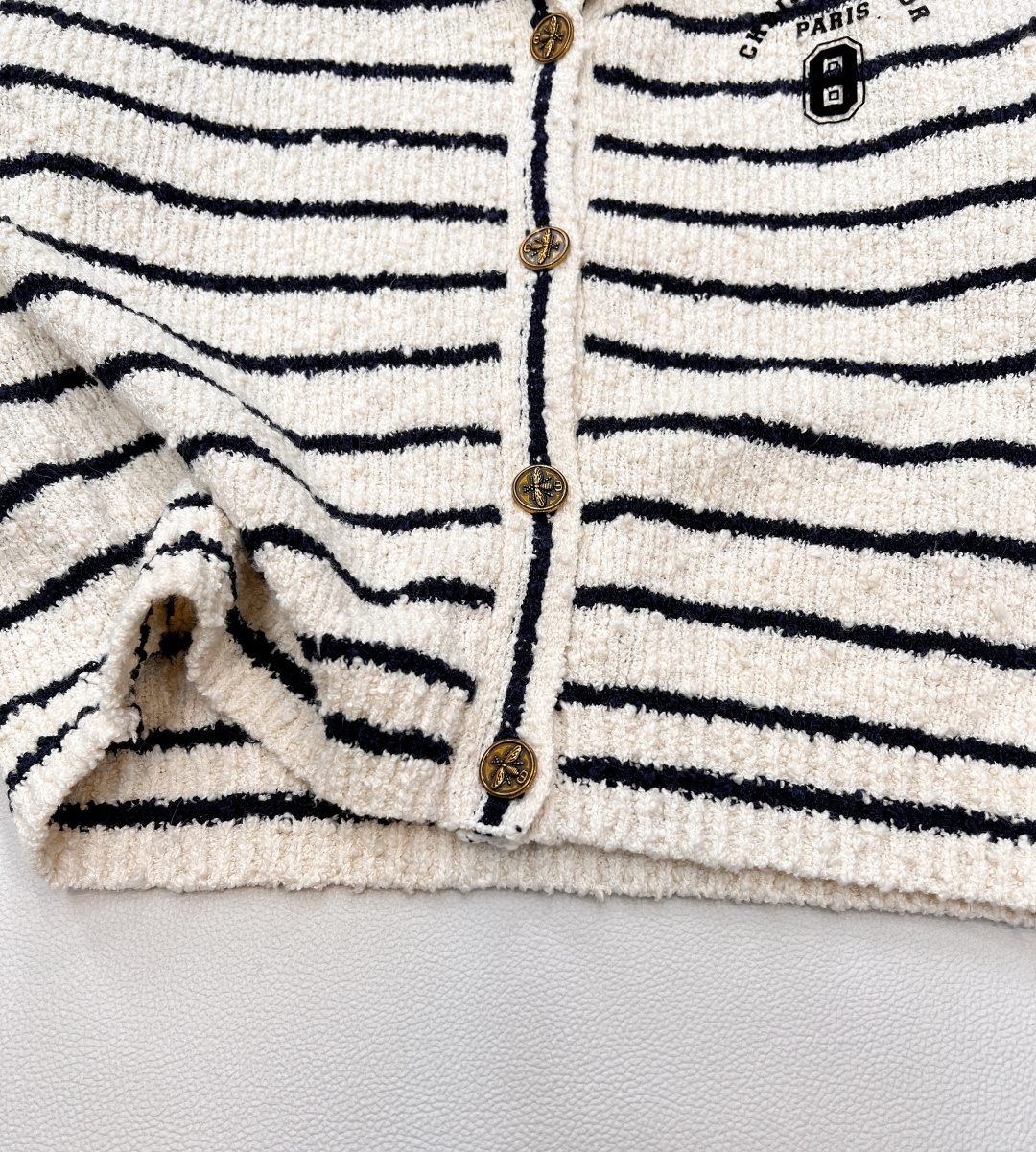 🆕Dior2025新款披肩翻领针织条纹开衫，定制YB棉毛纱线织造，柔软细腻，质感舒适，披肩翻领开衫剪裁，