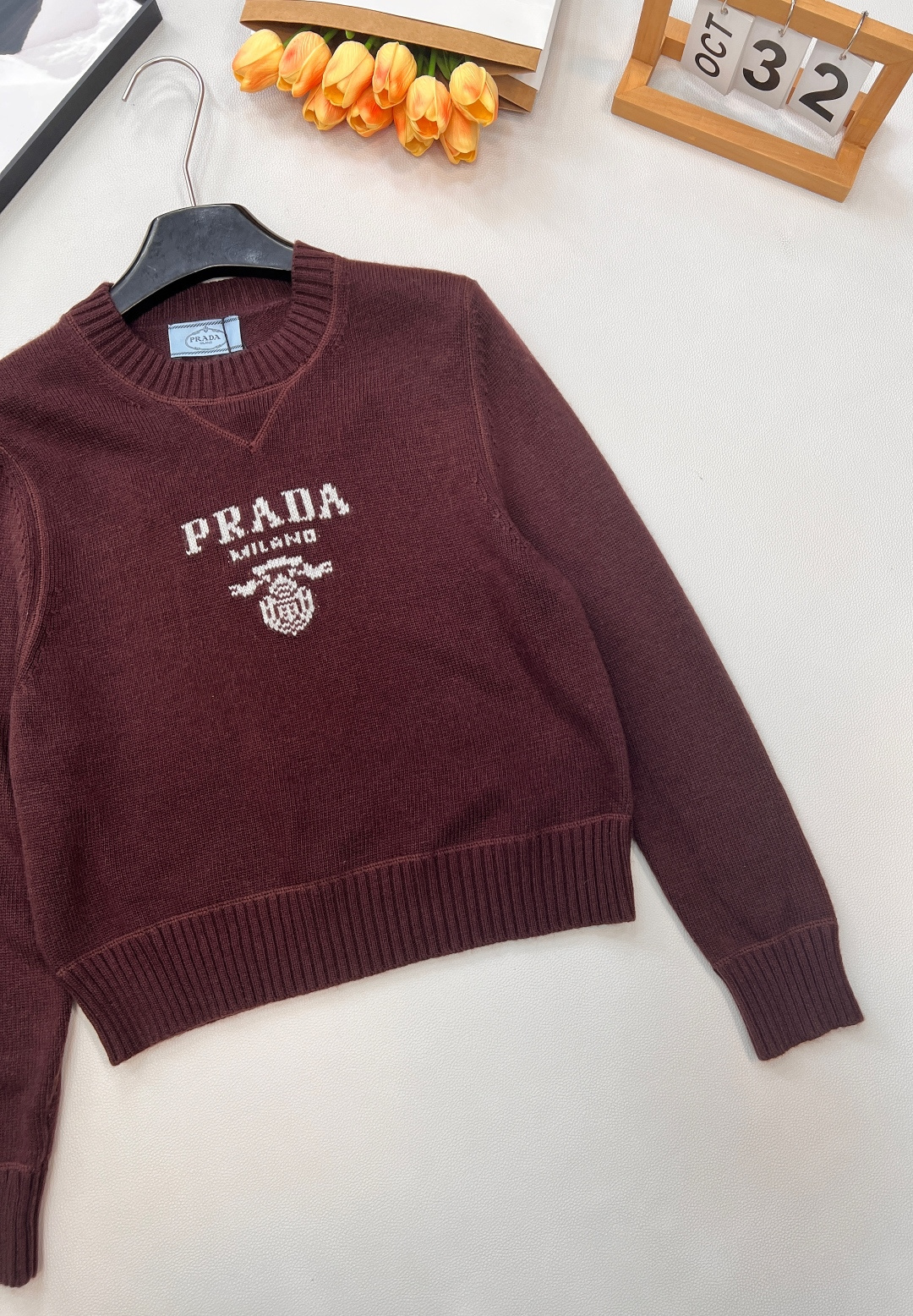 🆕Prada普拉达新款字母徽标毛衣，经典了而且上身超舒服 面料超鸡柔软 绝了小短款的款式很显瘦显小小一只