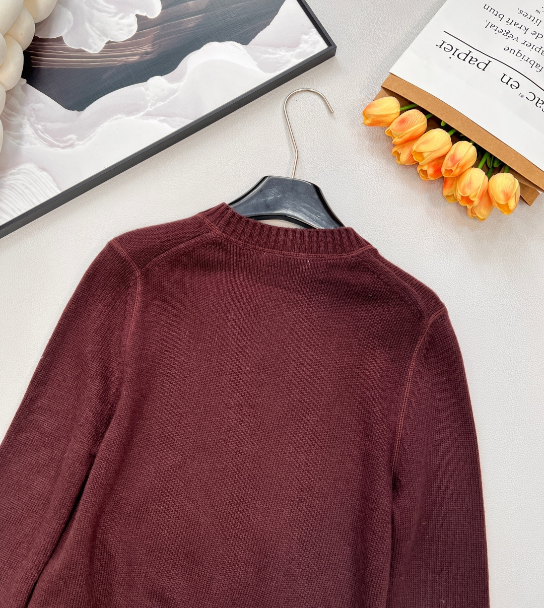 🆕Prada普拉达新款字母徽标毛衣，经典了而且上身超舒服 面料超鸡柔软 绝了小短款的款式很显瘦显小小一只