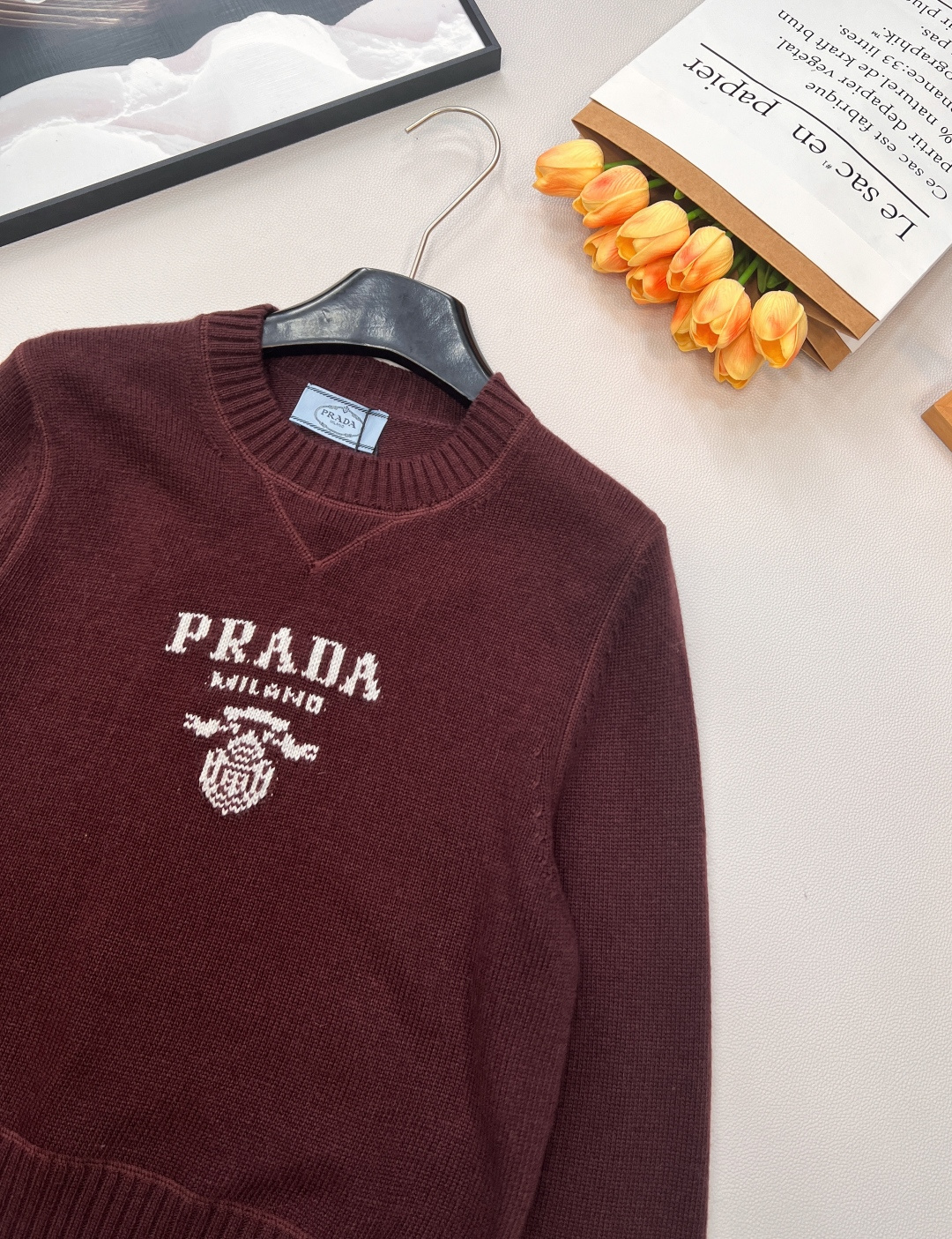 🆕Prada普拉达新款字母徽标毛衣，经典了而且上身超舒服 面料超鸡柔软 绝了小短款的款式很显瘦显小小一只