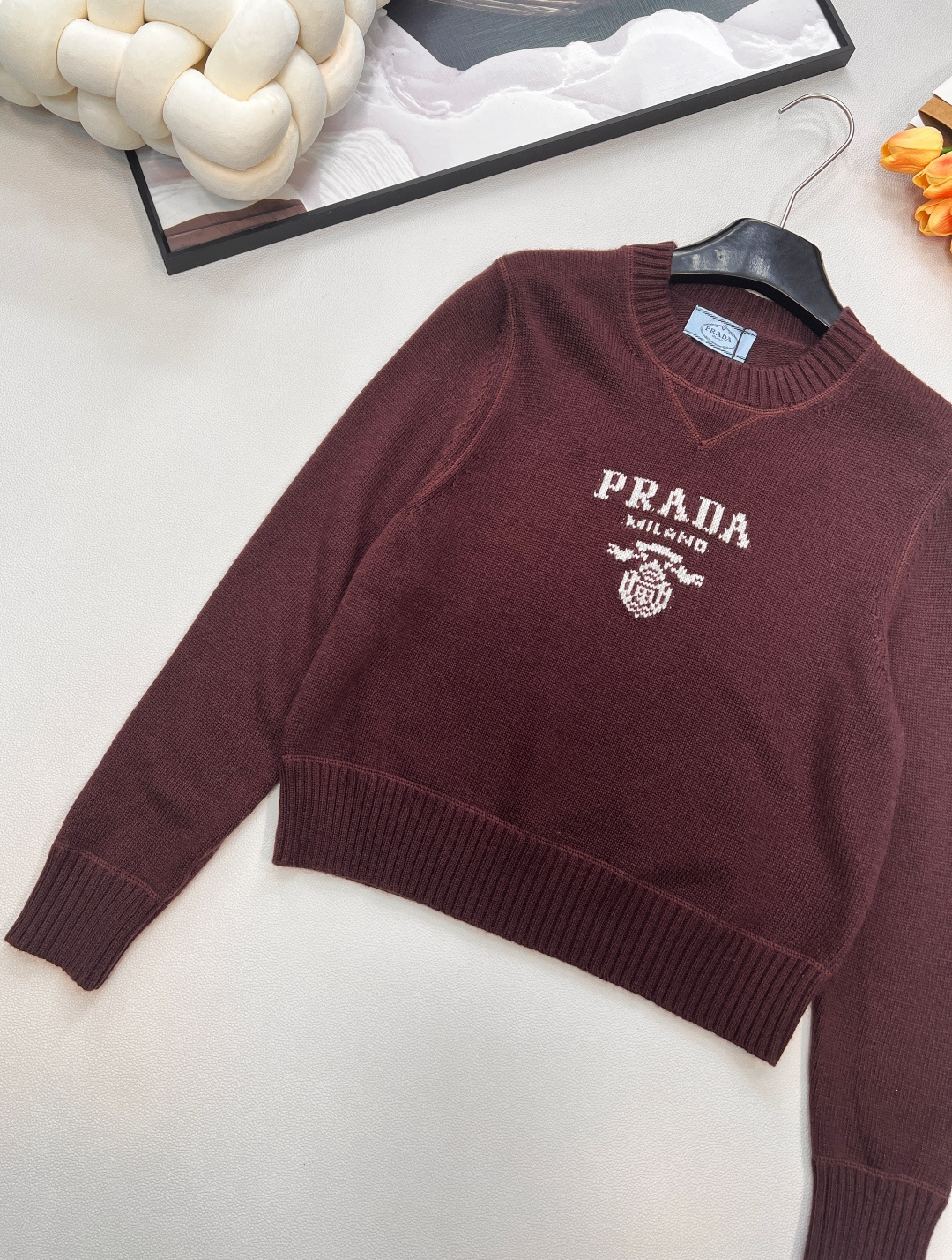 🆕Prada普拉达新款字母徽标毛衣，经典了而且上身超舒服 面料超鸡柔软 绝了小短款的款式很显瘦显小小一只