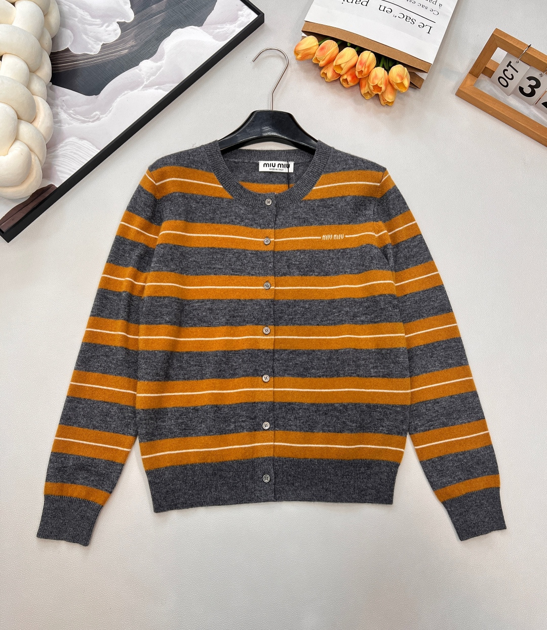 NO:586844,Miumiu25Fw early autumn new style contrasting striped cashmere knitted cardigan丨Exclusive high-end version!  Cashmere blended fabric is as light and fluffy as clouds, warm but not heavy against the skin, gray tones + warm yellow stripes contrasting colors, retro and soft, and can brighten the outfit with just one click regardless of skin color; suitable for all kinds of inner wear, short cut just stuck to the waistline, optimized body proportions, complete with three standards, shipped in large quantities. Size sml compiled by, miumiu, alexander wang19860909Miumiu25Fw早秋新款 撞色条纹羊绒针织开衫丨独家高版出品！山羊绒混纺面料,自带云朵般的轻软蓬松,贴肤暖而不重,灰调+暖黄条纹撞色,复古又柔和,不挑肤色还能一键提亮穿搭氛围；适配各种内搭,短款剪裁刚好卡在腰线,优化身材比例,三标齐全,大货出 尺码sml 编,,miumiu,alexander wang,Women's clothing