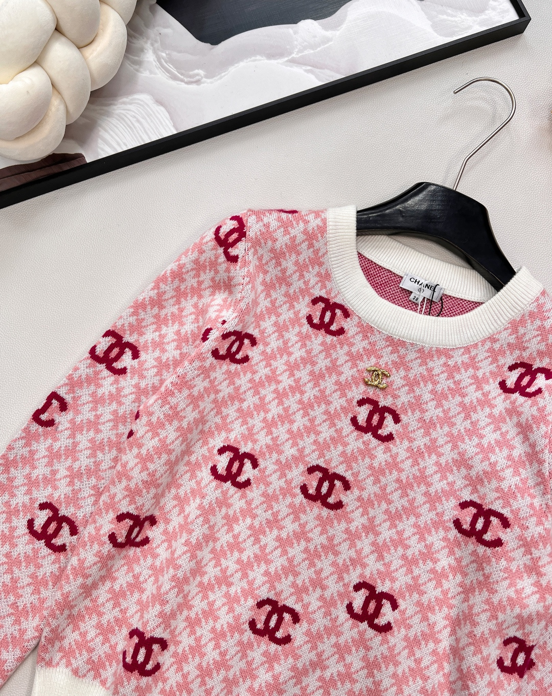 🆕 CHANEL 满印小香logo撞色元素设计套头毛衣撞色配色，小可爱必备！慵懒风软糯毛衣，秋冬怎么少的