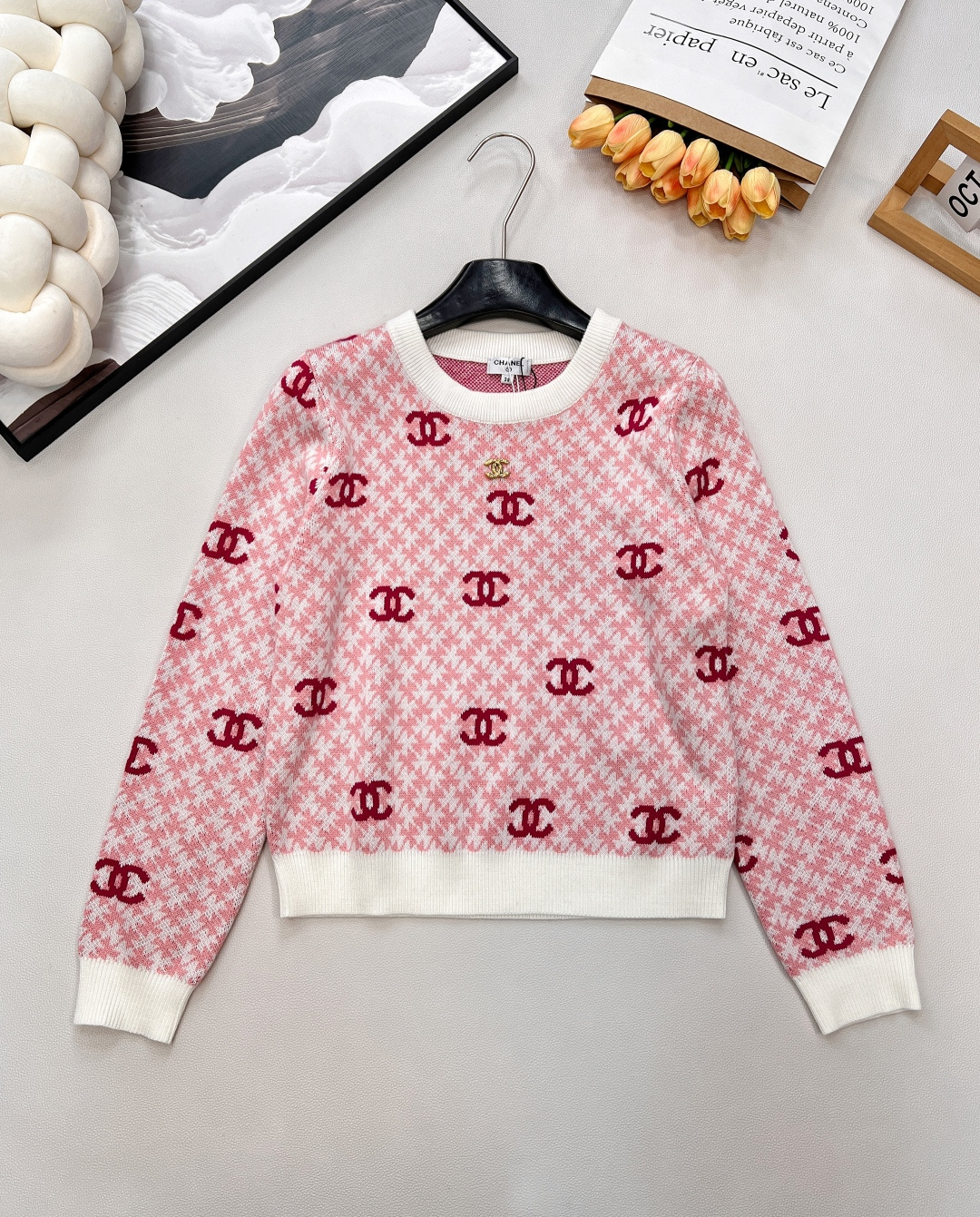 NO:587542,CHANEL pullover sweater with Xiaoxiang logo printed all over and design with contrasting elements. Contrasting colors, a must-have for little cuties!  Lazy-style soft and waxy sweaters are so rare in autumn and winter~ Short of breath and small size, versatile, slimming, easy to match with any combination ~ Medieval style, the upper body is warm and fashionable, looks good with any combination, a must-have for age reduction!  Warm and fashionable sweater. Lazy and comfortable, giving you a warm autumn and winter temperament. Chanel in the world. This year's apricot color series is really amazing~ Xiaoxiangfeng Wannian Classic Series is definitely worth buying. Complete with three standards, large quantities. Size sml code,,chanel,chanel,sweaters,alexander wang19860909CHANEL 满印小香logo撞色元素设计套头毛衣 撞色配色,小可爱必备！慵懒风软糯毛衣,秋冬怎么少的了Ta~ 气短小版型,百搭,显瘦,随便搭配都轻松驾驭 ～中古气质风 上身保暖又时髦 随意搭配都好看 减龄必备！ 保暖又时髦的毛衣 慵懒舒适,给你暖暖的秋冬气质温柔 人间香奈儿 今年死磕奶杏色系 真的太绝了～ 小香风万年经典系列 绝对值得入手三标齐全,大货出 尺码sml 编码,,chanel,chanel,sweaters,alexander wang,Women's clothing