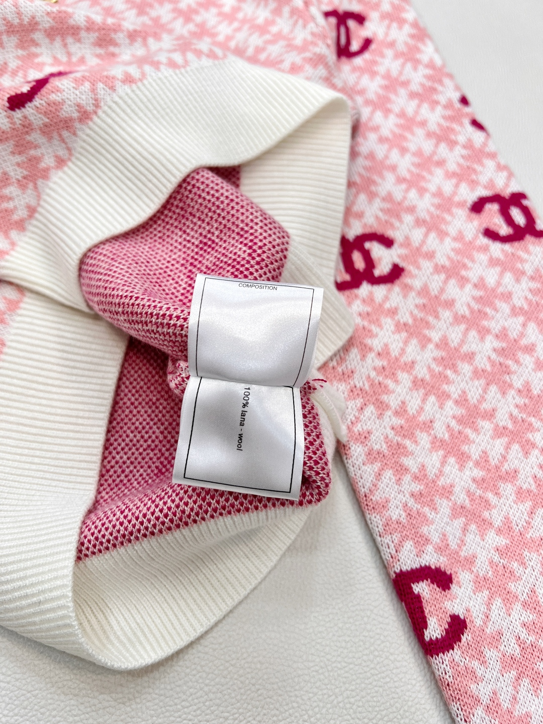 🆕 CHANEL 满印小香logo撞色元素设计套头毛衣撞色配色，小可爱必备！慵懒风软糯毛衣，秋冬怎么少的