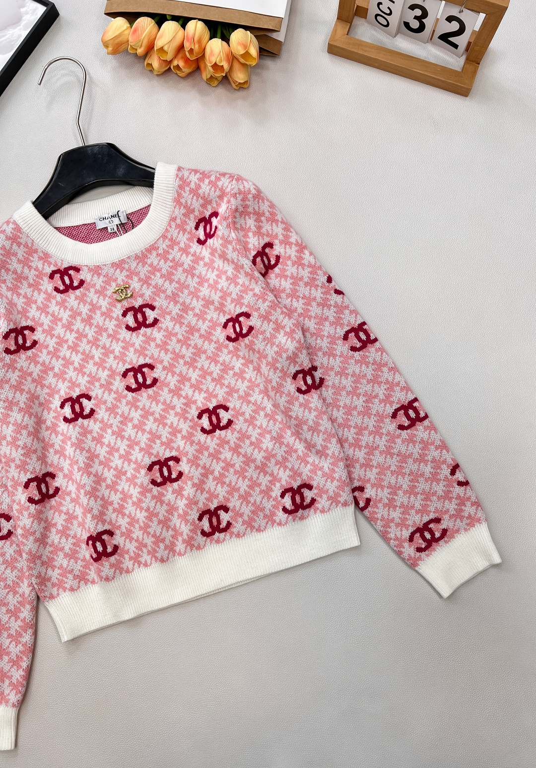 🆕 CHANEL 满印小香logo撞色元素设计套头毛衣撞色配色，小可爱必备！慵懒风软糯毛衣，秋冬怎么少的