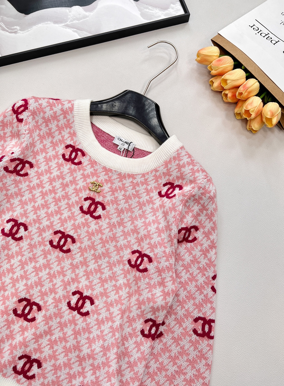 🆕 CHANEL 满印小香logo撞色元素设计套头毛衣撞色配色，小可爱必备！慵懒风软糯毛衣，秋冬怎么少的