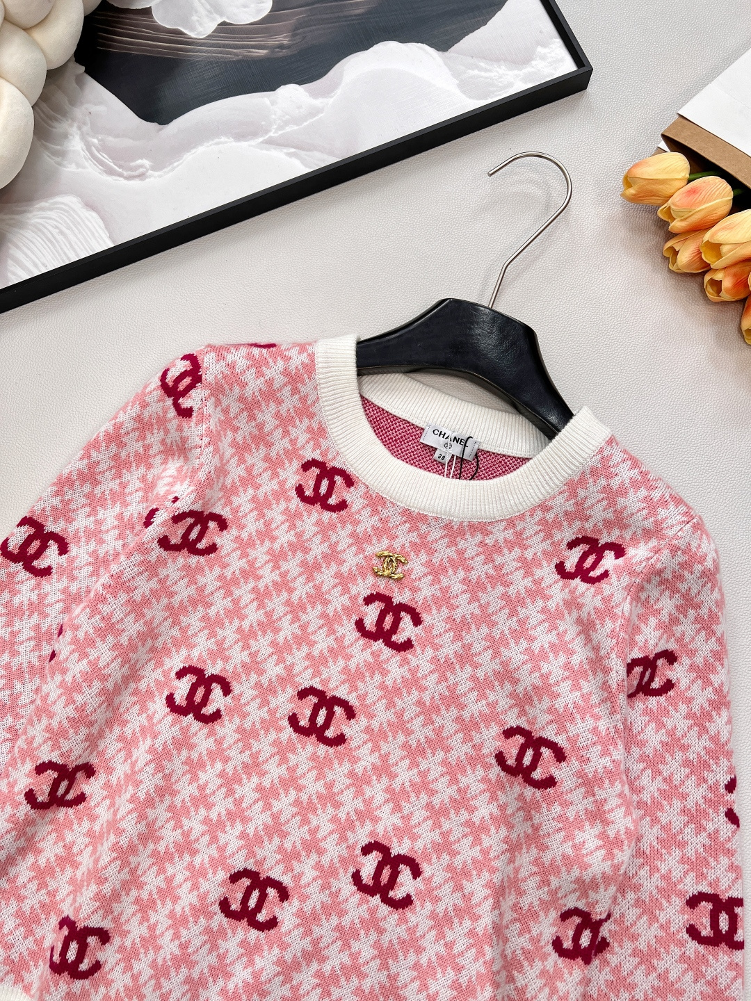 🆕 CHANEL 满印小香logo撞色元素设计套头毛衣撞色配色，小可爱必备！慵懒风软糯毛衣，秋冬怎么少的