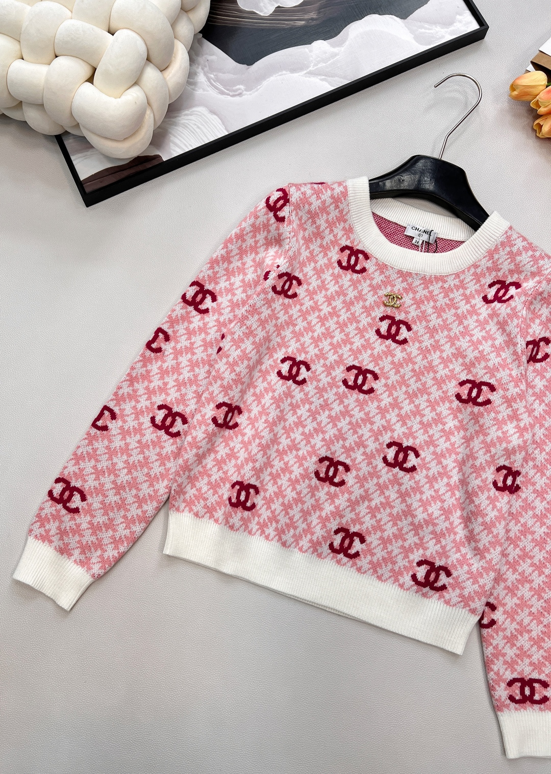 🆕 CHANEL 满印小香logo撞色元素设计套头毛衣撞色配色，小可爱必备！慵懒风软糯毛衣，秋冬怎么少的