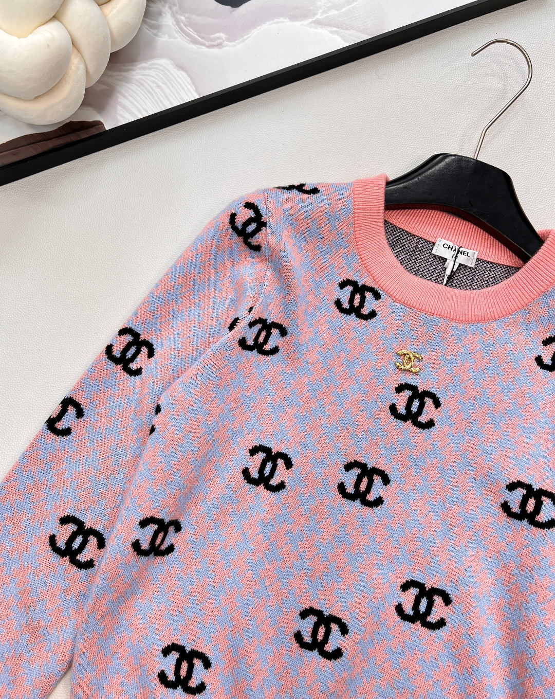 🆕 CHANEL 满印小香logo撞色元素设计套头毛衣撞色配色，小可爱必备！慵懒风软糯毛衣，秋冬怎么少的