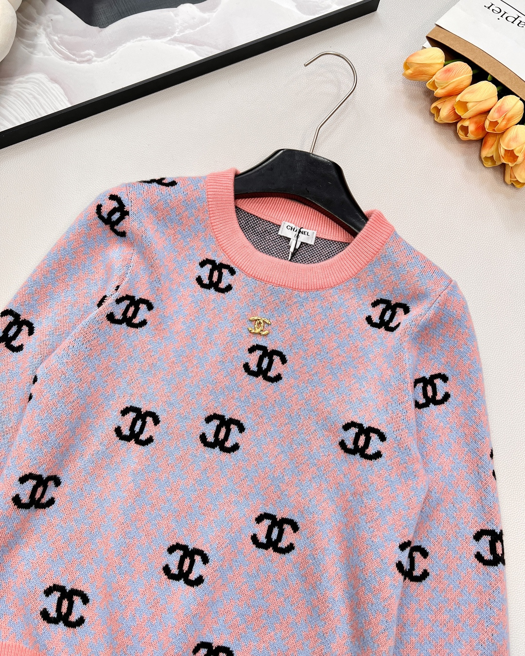 🆕 CHANEL 满印小香logo撞色元素设计套头毛衣撞色配色，小可爱必备！慵懒风软糯毛衣，秋冬怎么少的