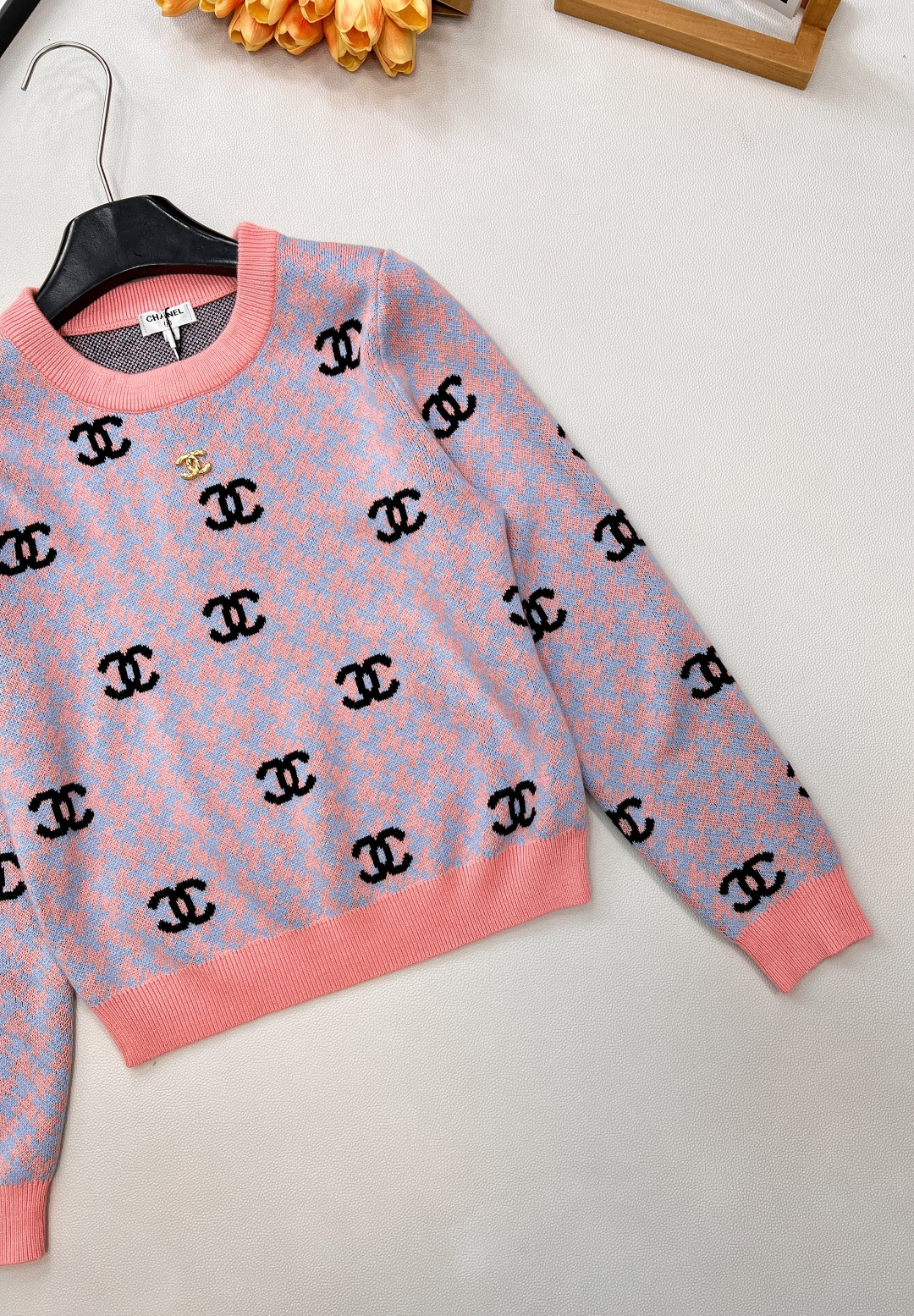 🆕 CHANEL 满印小香logo撞色元素设计套头毛衣撞色配色，小可爱必备！慵懒风软糯毛衣，秋冬怎么少的
