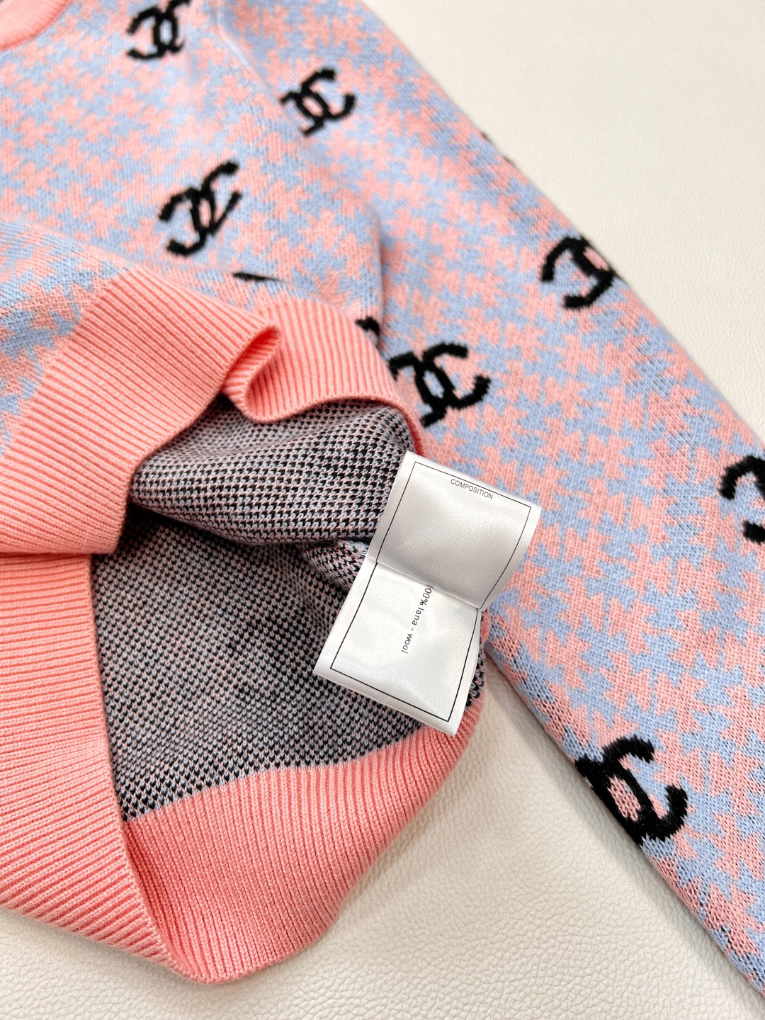 🆕 CHANEL 满印小香logo撞色元素设计套头毛衣撞色配色，小可爱必备！慵懒风软糯毛衣，秋冬怎么少的