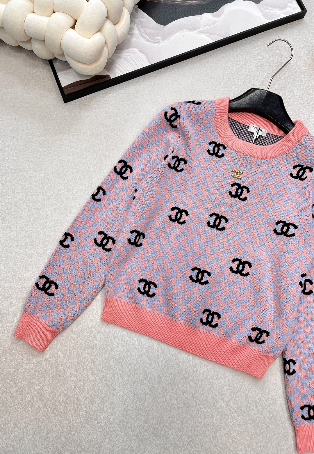 🆕 CHANEL 满印小香logo撞色元素设计套头毛衣撞色配色，小可爱必备！慵懒风软糯毛衣，秋冬怎么少的