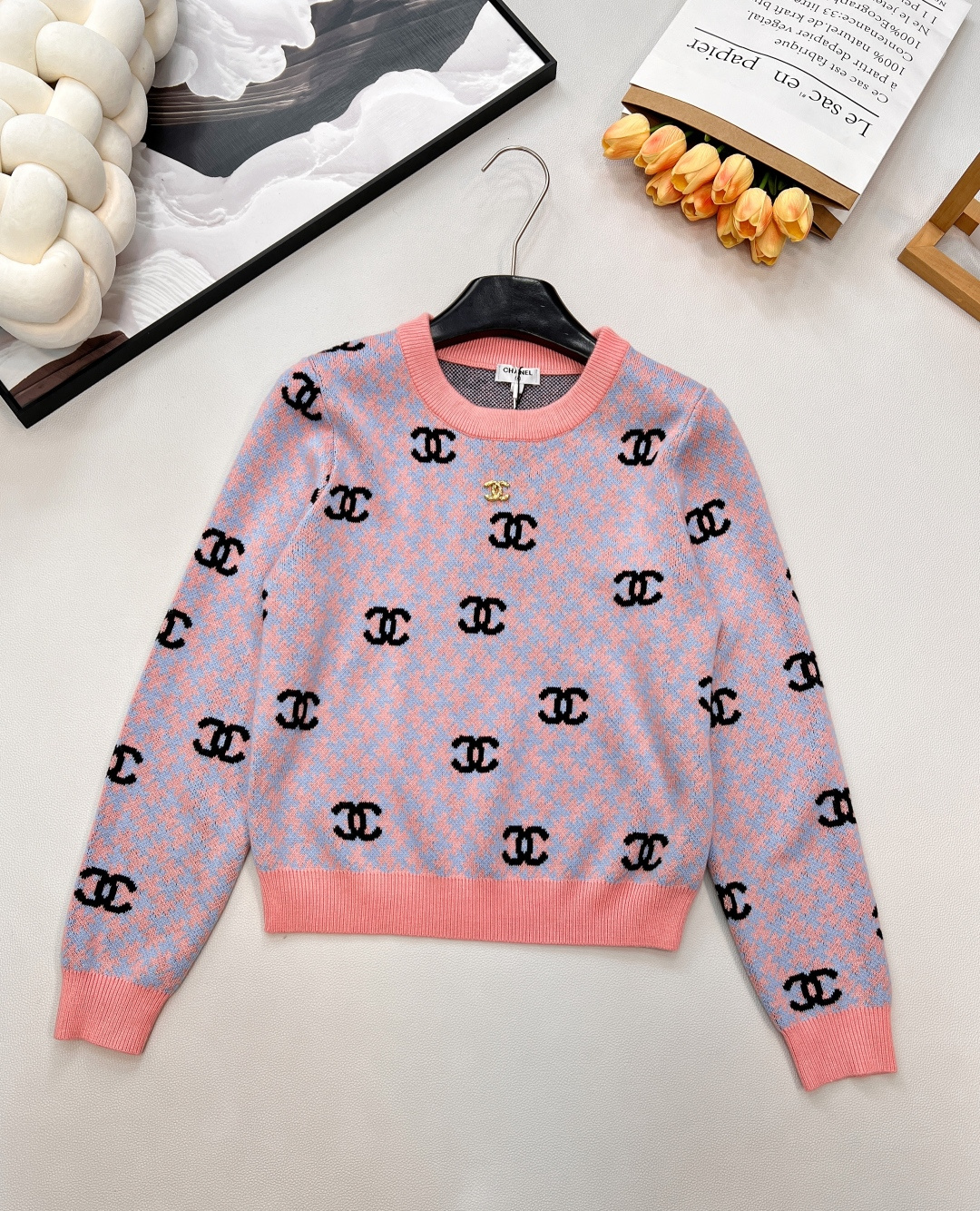 🆕 CHANEL 满印小香logo撞色元素设计套头毛衣撞色配色，小可爱必备！慵懒风软糯毛衣，秋冬怎么少的