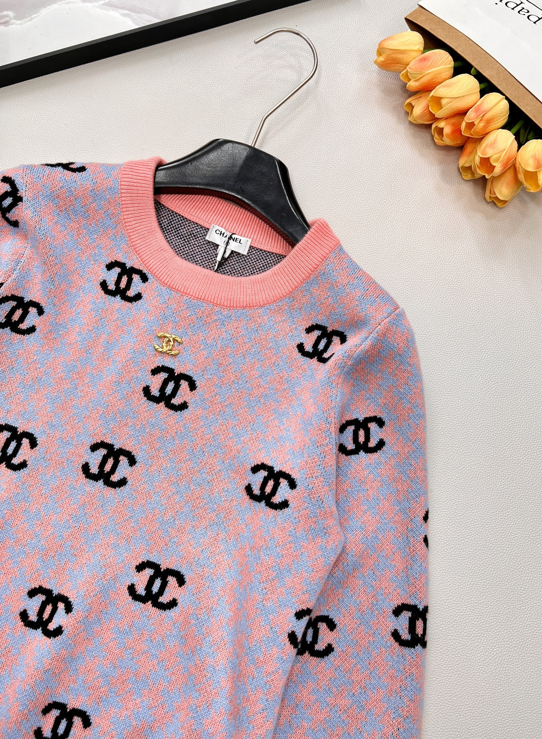 🆕 CHANEL 满印小香logo撞色元素设计套头毛衣撞色配色，小可爱必备！慵懒风软糯毛衣，秋冬怎么少的
