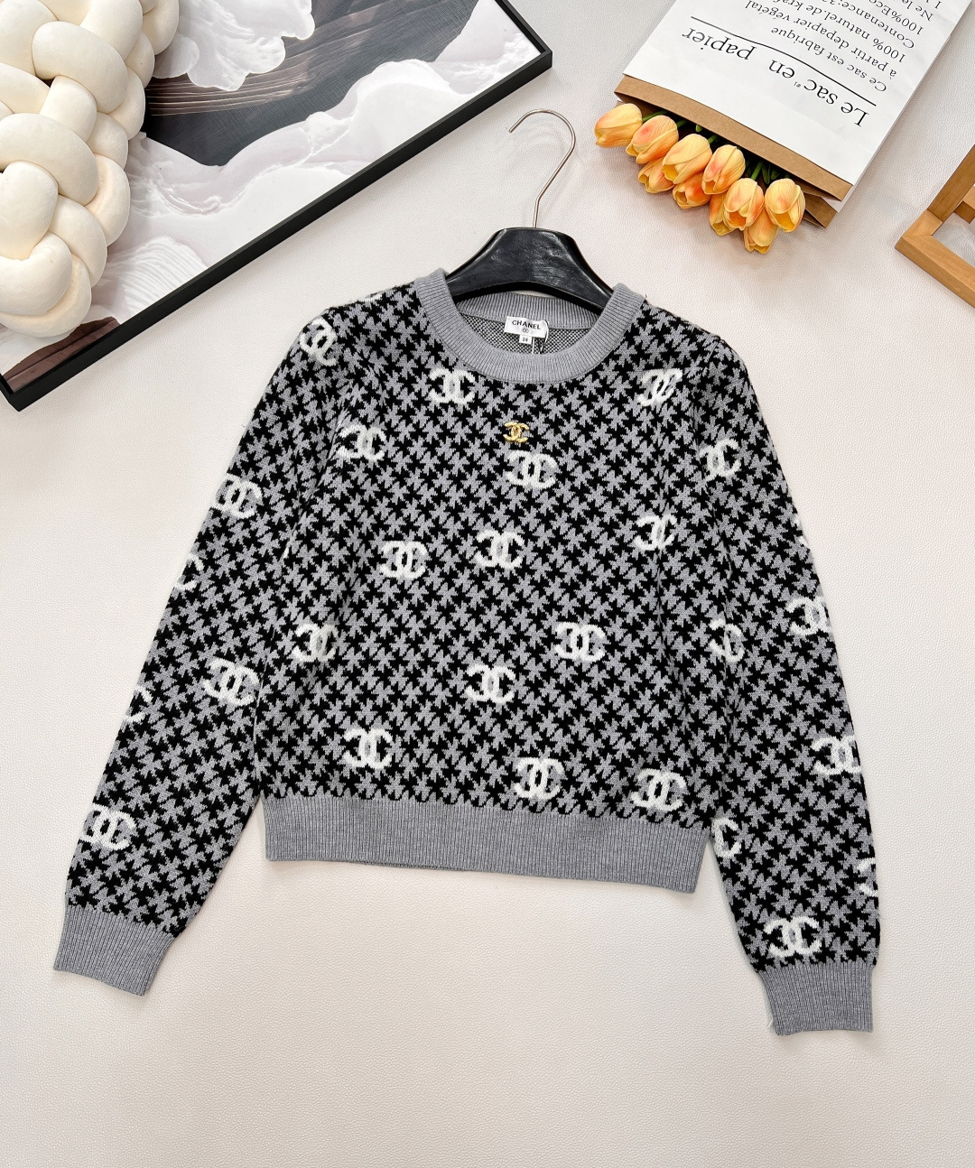 NO:587536,CHANEL pullover sweater with Xiaoxiang logo printed all over and design with contrasting elements. Contrasting colors, a must-have for little cuties!  Lazy-style soft and waxy sweaters are so rare in autumn and winter~ Short of breath and small size, versatile, slimming, easy to match with any combination ~ Medieval style, the upper body is warm and fashionable, looks good with any combination, a must-have for age reduction!  Warm and fashionable sweater. Lazy and comfortable, giving you a warm autumn and winter temperament. Chanel in the world. This year's apricot color series is really amazing~ Xiaoxiangfeng Wannian Classic Series is definitely worth buying. Complete with three standards, large quantities. Size sml code H,,chanel,chanel,sweaters,alexander wang19860909CHANEL 满印小香logo撞色元素设计套头毛衣 撞色配色,小可爱必备！慵懒风软糯毛衣,秋冬怎么少的了Ta~ 气短小版型,百搭,显瘦,随便搭配都轻松驾驭 ～中古气质风 上身保暖又时髦 随意搭配都好看 减龄必备！ 保暖又时髦的毛衣 慵懒舒适,给你暖暖的秋冬气质温柔 人间香奈儿 今年死磕奶杏色系 真的太绝了～ 小香风万年经典系列 绝对值得入手三标齐全,大货出 尺码sml 编码H,,chanel,chanel,sweaters,alexander wang,Women's clothing