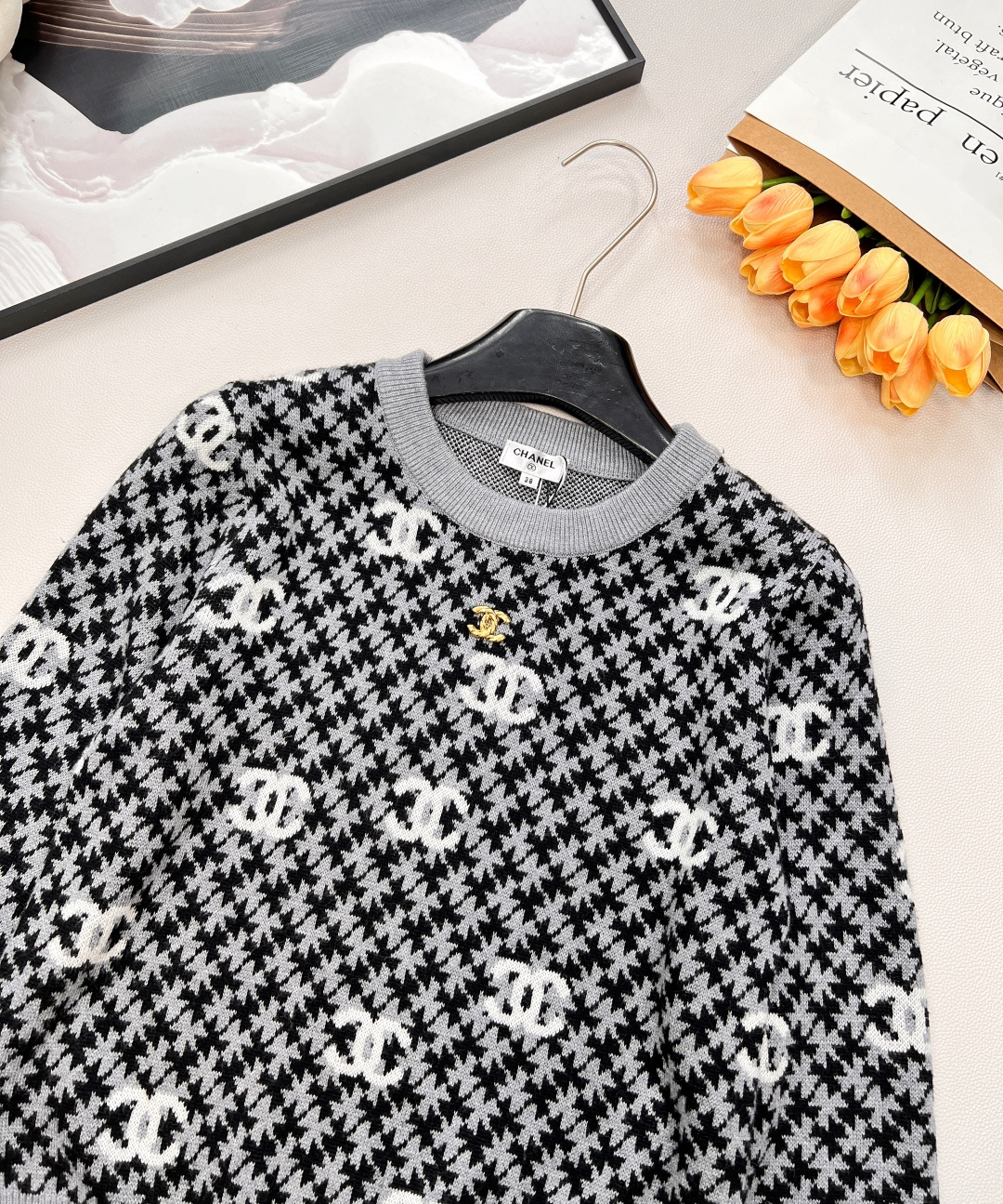 🆕 CHANEL 满印小香logo撞色元素设计套头毛衣撞色配色，小可爱必备！慵懒风软糯毛衣，秋冬怎么少的