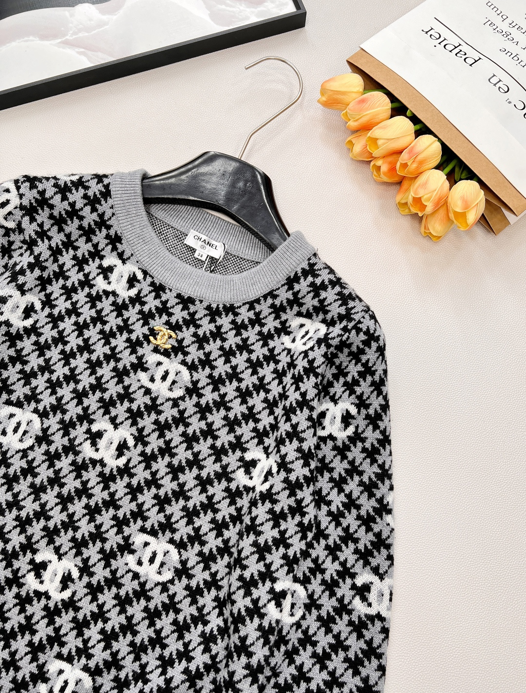 🆕 CHANEL 满印小香logo撞色元素设计套头毛衣撞色配色，小可爱必备！慵懒风软糯毛衣，秋冬怎么少的