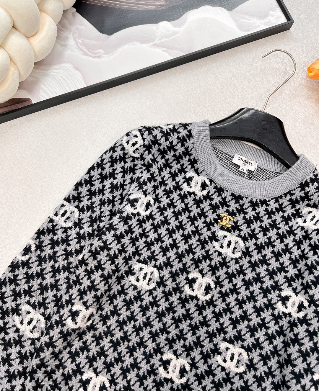 🆕 CHANEL 满印小香logo撞色元素设计套头毛衣撞色配色，小可爱必备！慵懒风软糯毛衣，秋冬怎么少的