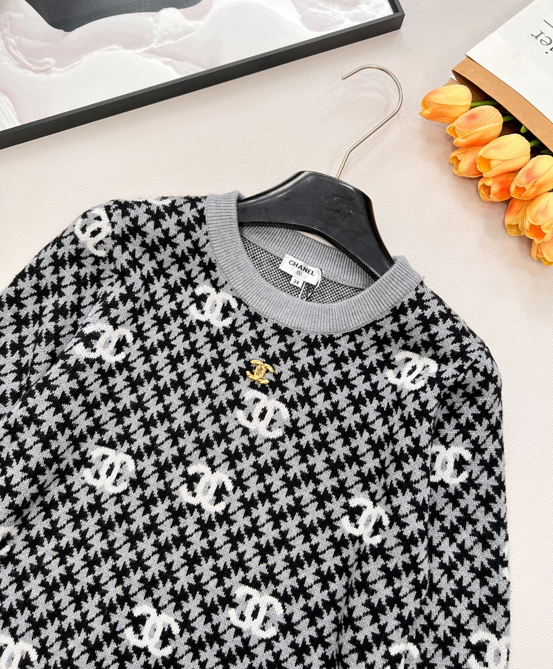 🆕 CHANEL 满印小香logo撞色元素设计套头毛衣撞色配色，小可爱必备！慵懒风软糯毛衣，秋冬怎么少的